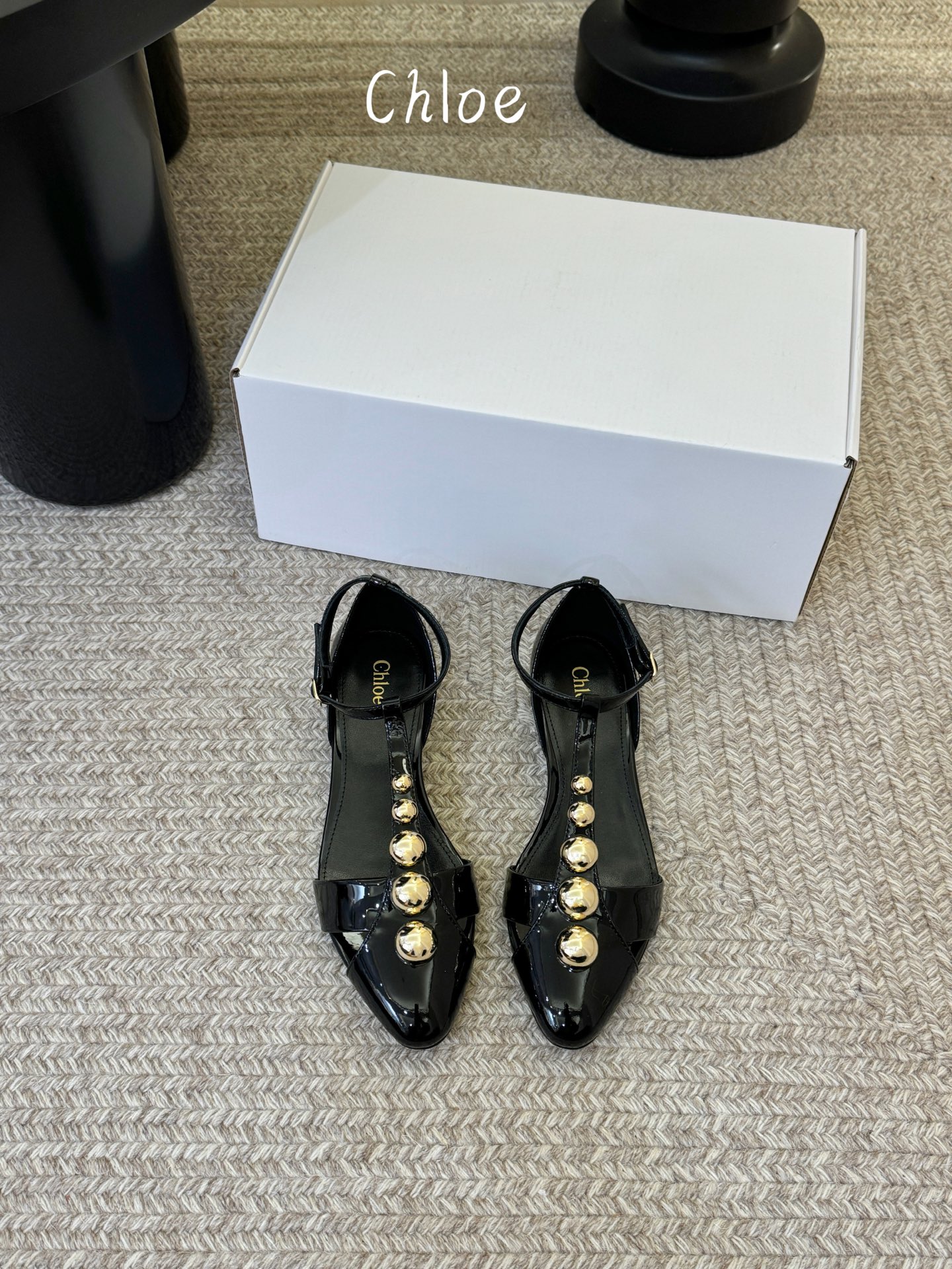 Chloe克洛伊•26春夏新品小坡跟后空凉鞋！最新系列凉鞋純手工製作的金屬logo裝飾獨特風格更顯品牌魅