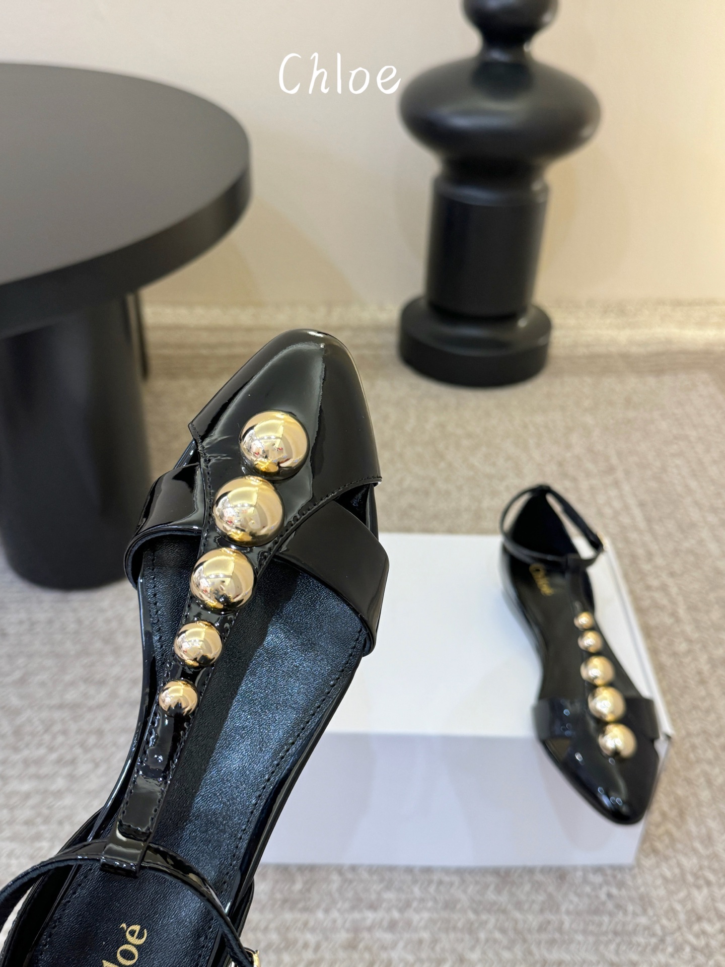 Chloe克洛伊•26春夏新品小坡跟后空凉鞋！最新系列凉鞋純手工製作的金屬logo裝飾獨特風格更顯品牌魅