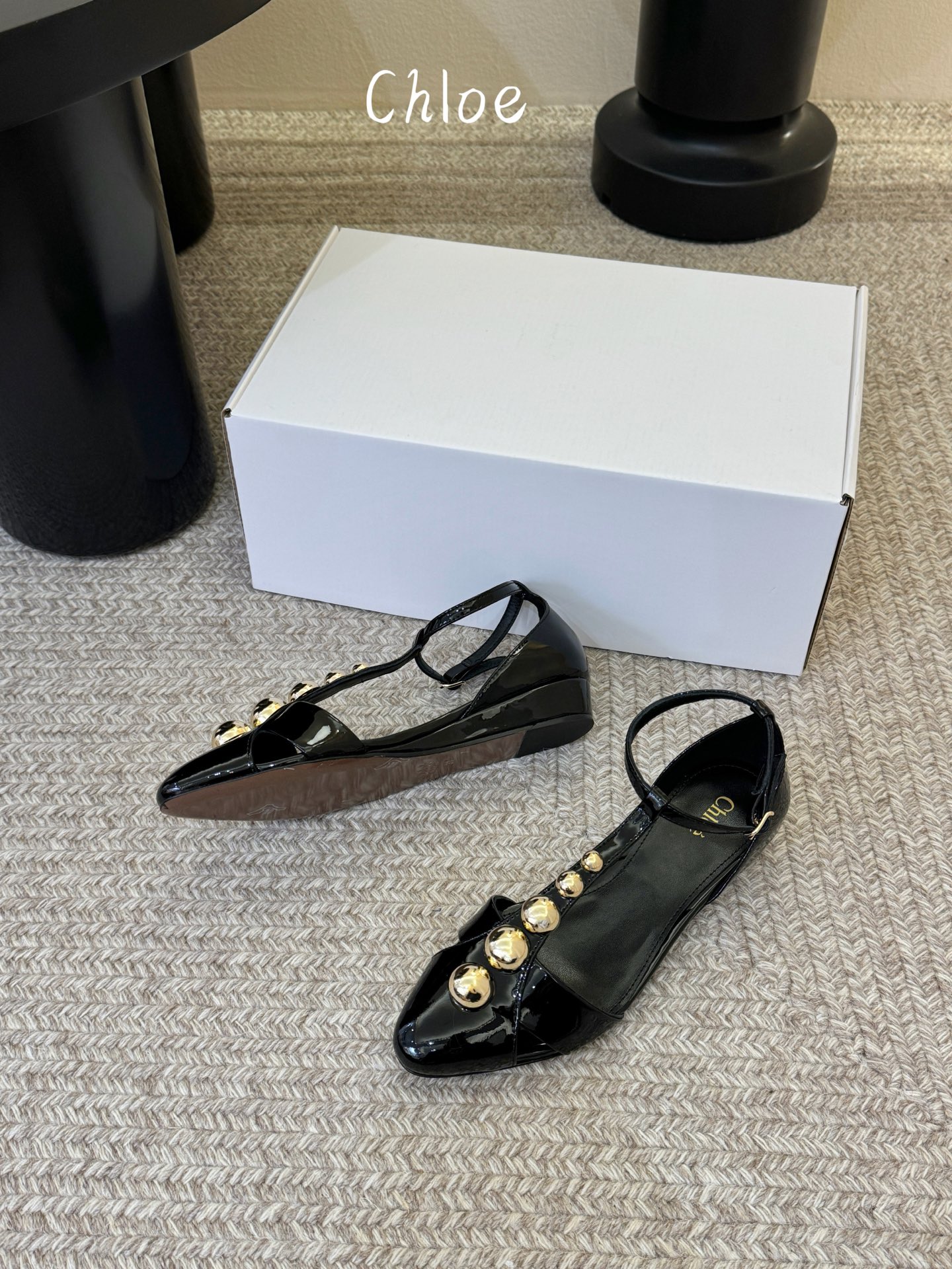 Chloe克洛伊•26春夏新品小坡跟后空凉鞋！最新系列凉鞋純手工製作的金屬logo裝飾獨特風格更顯品牌魅