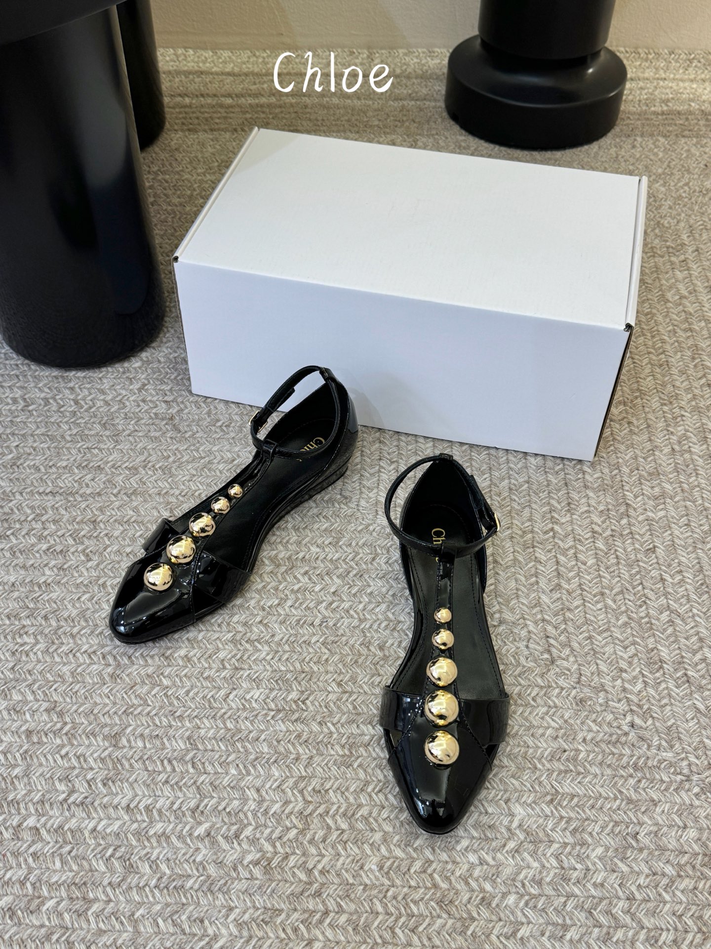 Chloe克洛伊•26春夏新品小坡跟后空凉鞋！最新系列凉鞋純手工製作的金屬logo裝飾獨特風格更顯品牌魅