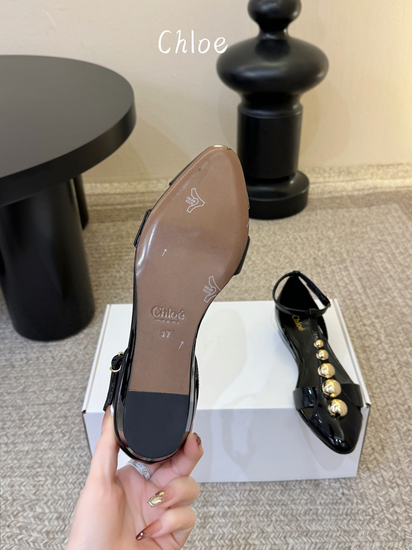 Chloe克洛伊•26春夏新品小坡跟后空凉鞋！最新系列凉鞋純手工製作的金屬logo裝飾獨特風格更顯品牌魅