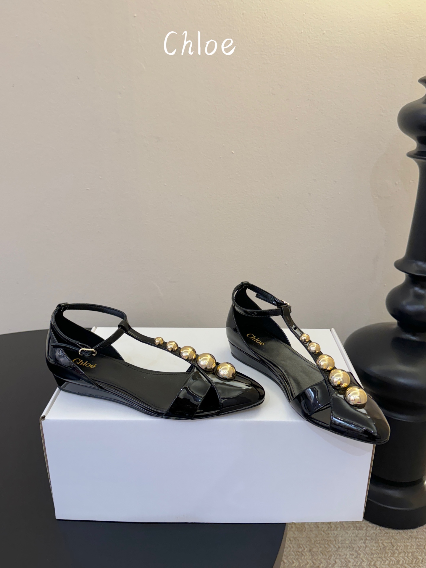 Chloe克洛伊•26春夏新品小坡跟后空凉鞋！最新系列凉鞋純手工製作的金屬logo裝飾獨特風格更顯品牌魅