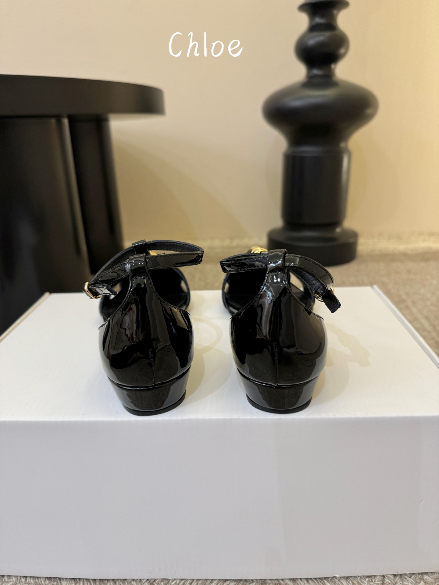 Chloe克洛伊•26春夏新品小坡跟后空凉鞋！最新系列凉鞋純手工製作的金屬logo裝飾獨特風格更顯品牌魅