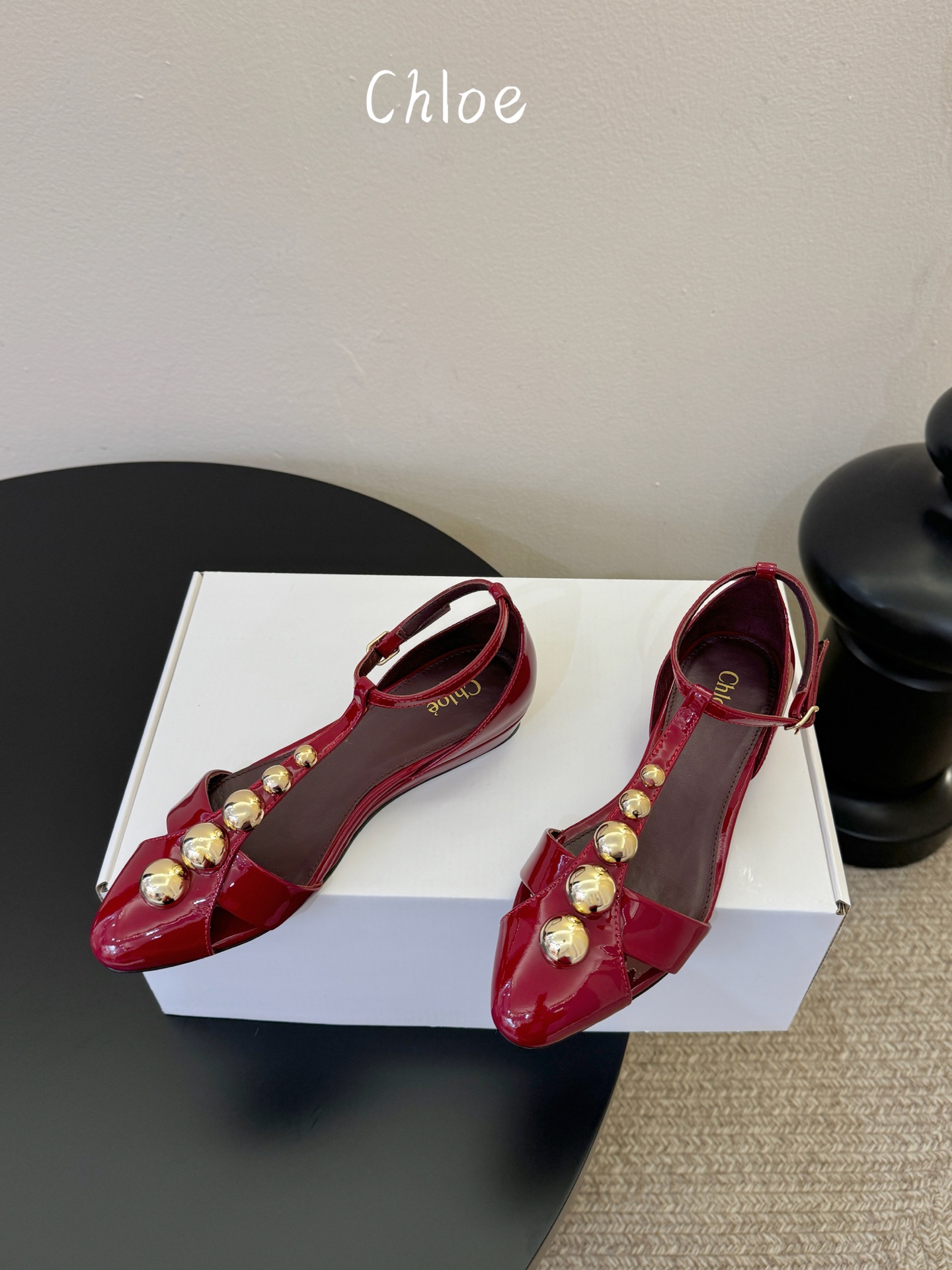 Chloe克洛伊•26春夏新品小坡跟后空凉鞋！最新系列凉鞋純手工製作的金屬logo裝飾獨特風格更顯品牌魅