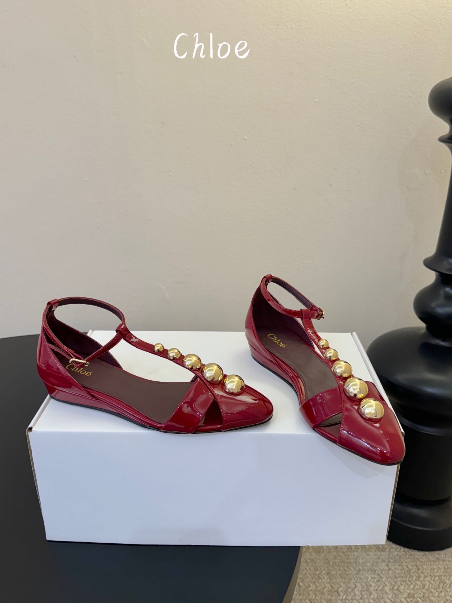 Chloe克洛伊•26春夏新品小坡跟后空凉鞋！最新系列凉鞋純手工製作的金屬logo裝飾獨特風格更顯品牌魅