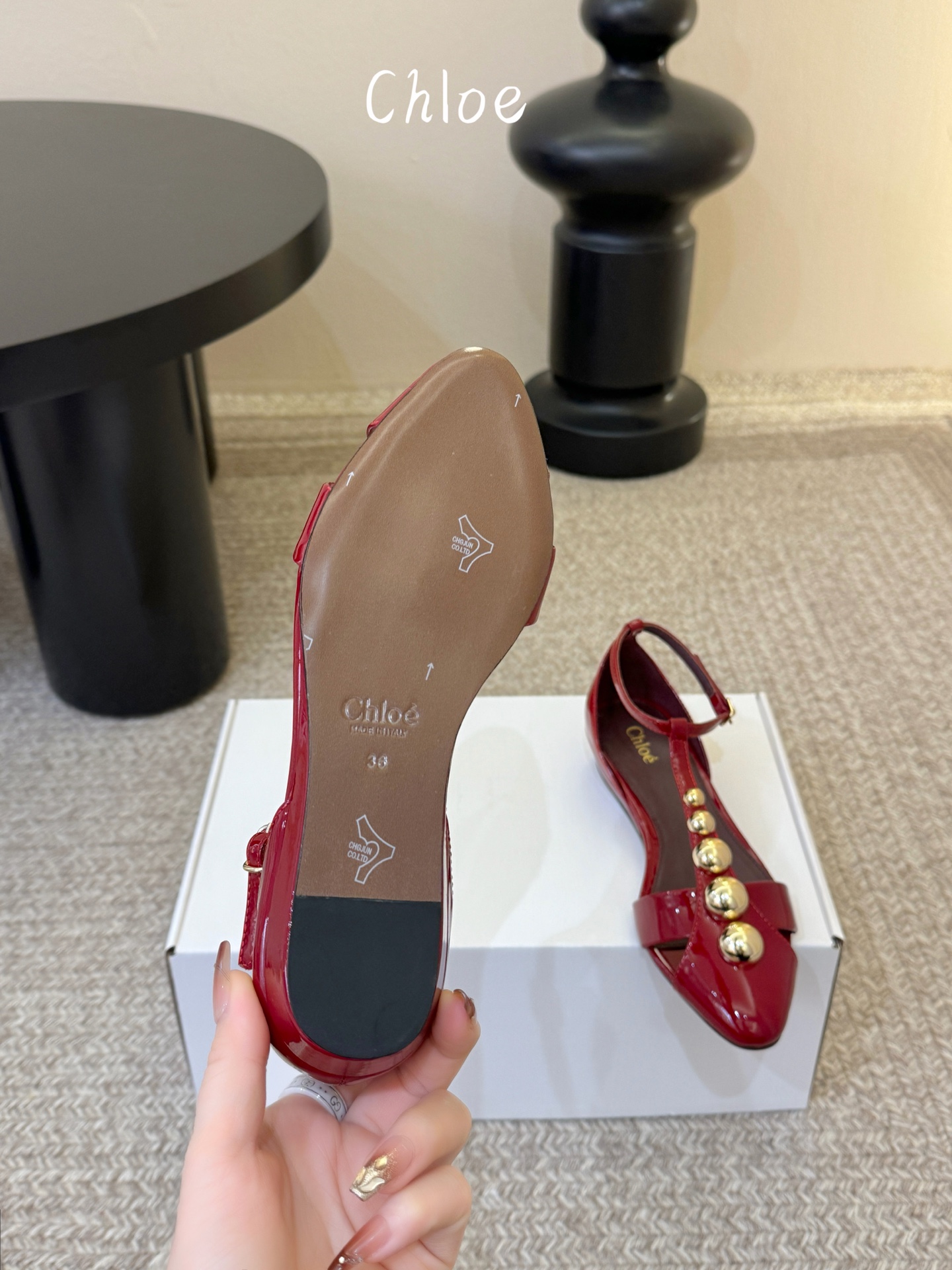 Chloe克洛伊•26春夏新品小坡跟后空凉鞋！最新系列凉鞋純手工製作的金屬logo裝飾獨特風格更顯品牌魅