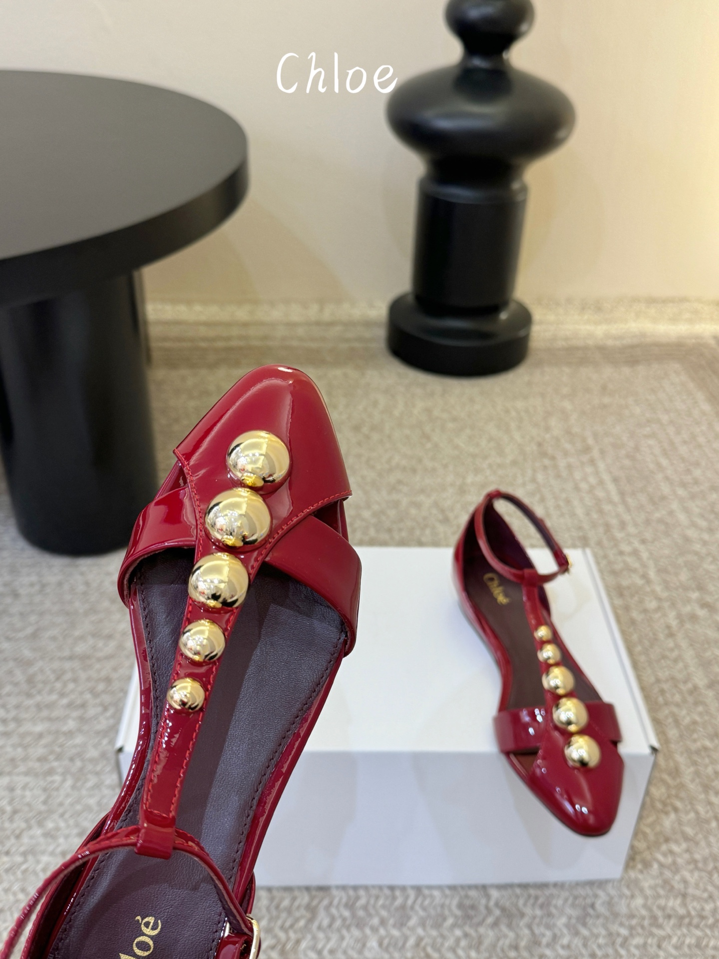 Chloe克洛伊•26春夏新品小坡跟后空凉鞋！最新系列凉鞋純手工製作的金屬logo裝飾獨特風格更顯品牌魅