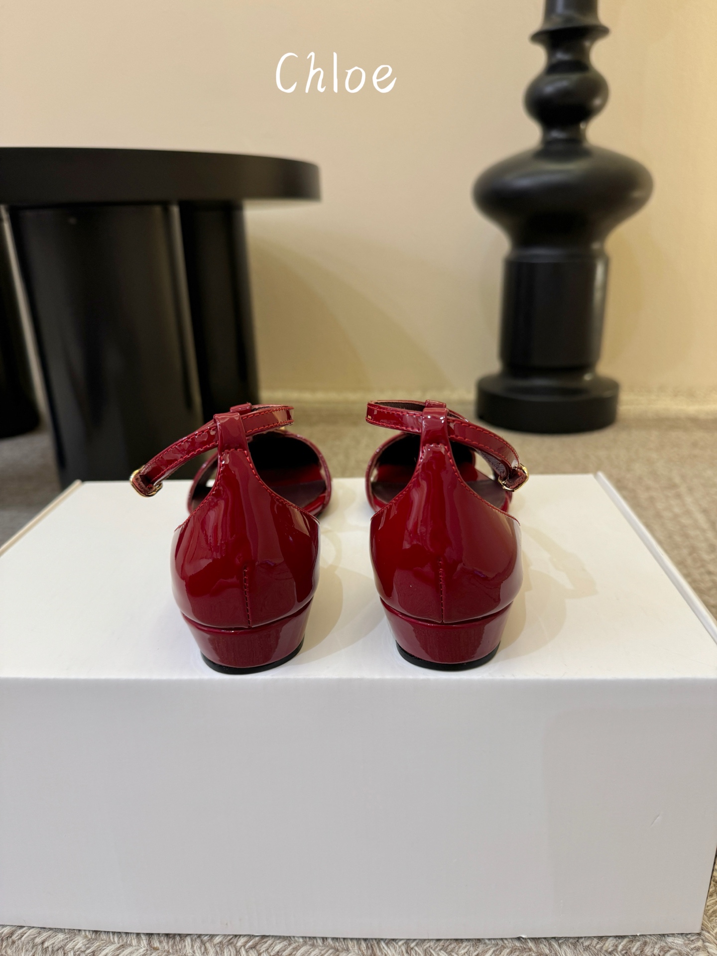 Chloe克洛伊•26春夏新品小坡跟后空凉鞋！最新系列凉鞋純手工製作的金屬logo裝飾獨特風格更顯品牌魅