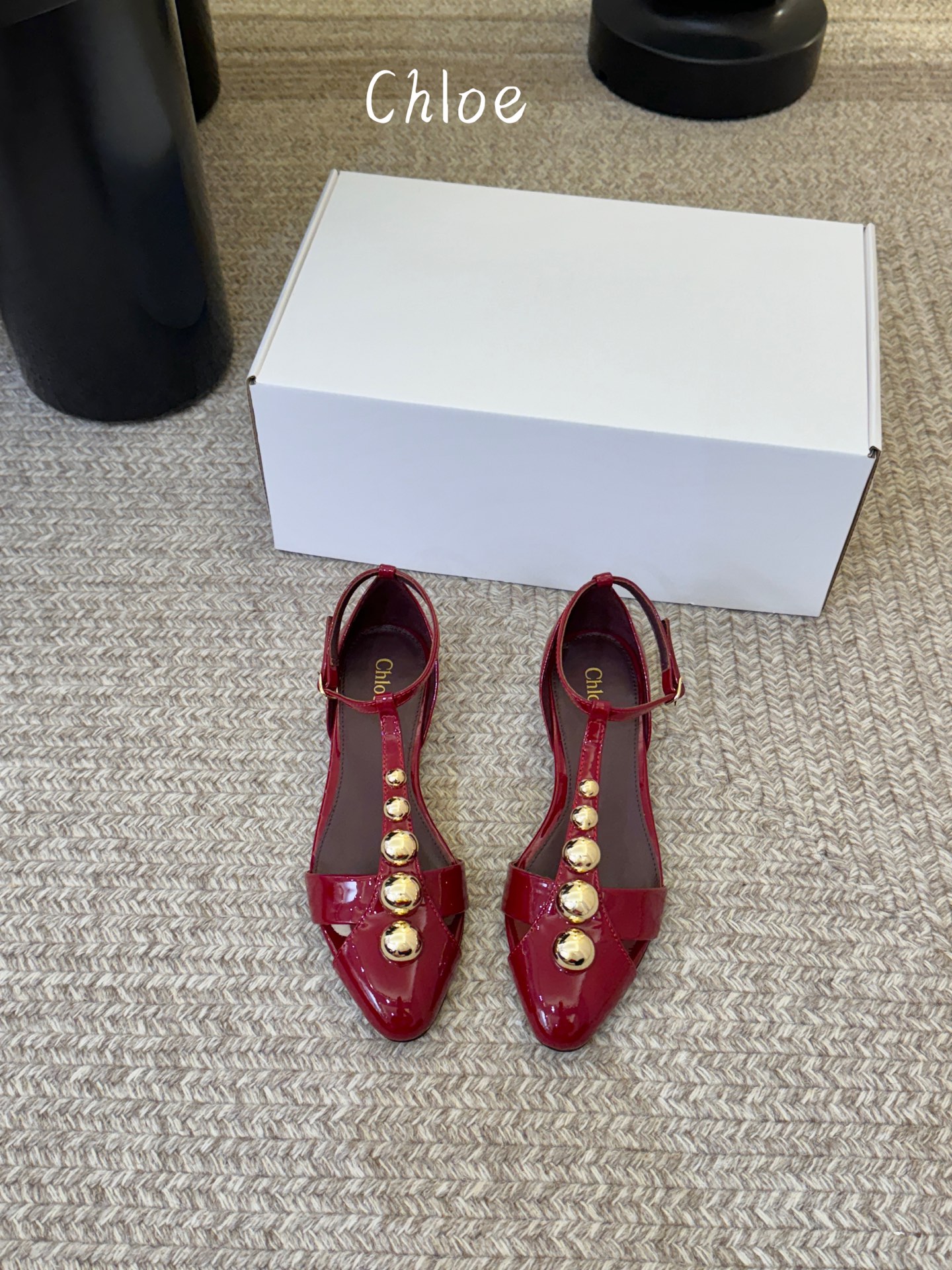 NO:725088,Chloe's 26 spring and summer new small wedge heel back sandals! The latest series of sandals. Purely handmade metal logo decoration. The unique style enhances the brand charm. The small round toe and patent leather material wrap the foot to improve comfort. It is highly brand-recognizable. It is a beautiful shoe that understands women's heart. It supports the aura. The upper is made of imported patent leather. The material has noble temperament. The golden hardware accessories are particularly beautiful. High-end sheepskin lining for the foot. Imported genuine leather outsole. Size: 35-40 (4041 customized, non-refundable), sandals, chloe, loewe, sandals, sheepskin, Leather soles19860909Chloe克洛伊26春夏新品小坡跟后空凉鞋！ 最新系列凉鞋 純手工製作的金屬logo裝飾 獨特風格更顯品牌魅力 小圓頭和漆皮材質包裹腳部提升舒適度 极具品牌辨识度,最懂女人心无死角的美鞋 撑起气场 鞋面采用进口漆皮 材质 气质高贵 金色五金配饰 特别美 高级 内里垫脚羊皮 进口真皮大底 码数:35-40（4041定做不退换）,凉鞋,chloe,loewe,sandals,sheepskin,Leather soles,Women's Shoes