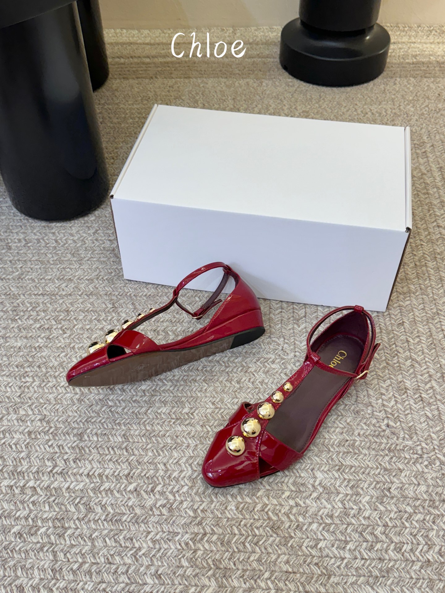 Chloe克洛伊•26春夏新品小坡跟后空凉鞋！最新系列凉鞋純手工製作的金屬logo裝飾獨特風格更顯品牌魅