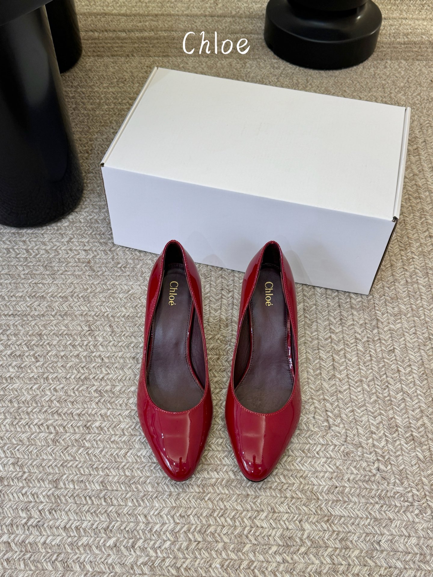 NO:725076,Chloe's new 26 spring and summer 6cm high-heeled shoes! The latest series of shoes. Purely handmade metal logo decoration. The unique style enhances the brand charm. The small round toe and patent leather material wrap the foot to improve comfort. It is highly brand-recognizable. It is the most beautiful shoe that understands women's heart. It supports the aura. The upper is made of imported patent leather. The material has a noble temperament. The inner foot pad is sheepskin. Imported genuine leather outsole. Size: 35-40 (4041 customized, non-refundable), single shoes, chloe, loewe, sheepskin, Leather soles19860909Chloe克洛伊26春夏新品6cm高跟单鞋！ 最新系列单鞋 純手工製作的金屬logo裝飾 獨特風格更顯品牌魅力 小圓頭和漆皮材質包裹腳部提升舒適度 极具品牌辨识度,最懂女人心无死角的美鞋 撑起气场 鞋面采用进口漆皮 材质 气质高贵 内里垫脚羊皮 进口真皮大底 码数:35-40（4041定做不退换）,单鞋,chloe,loewe,sheepskin,Leather soles,Women's Shoes