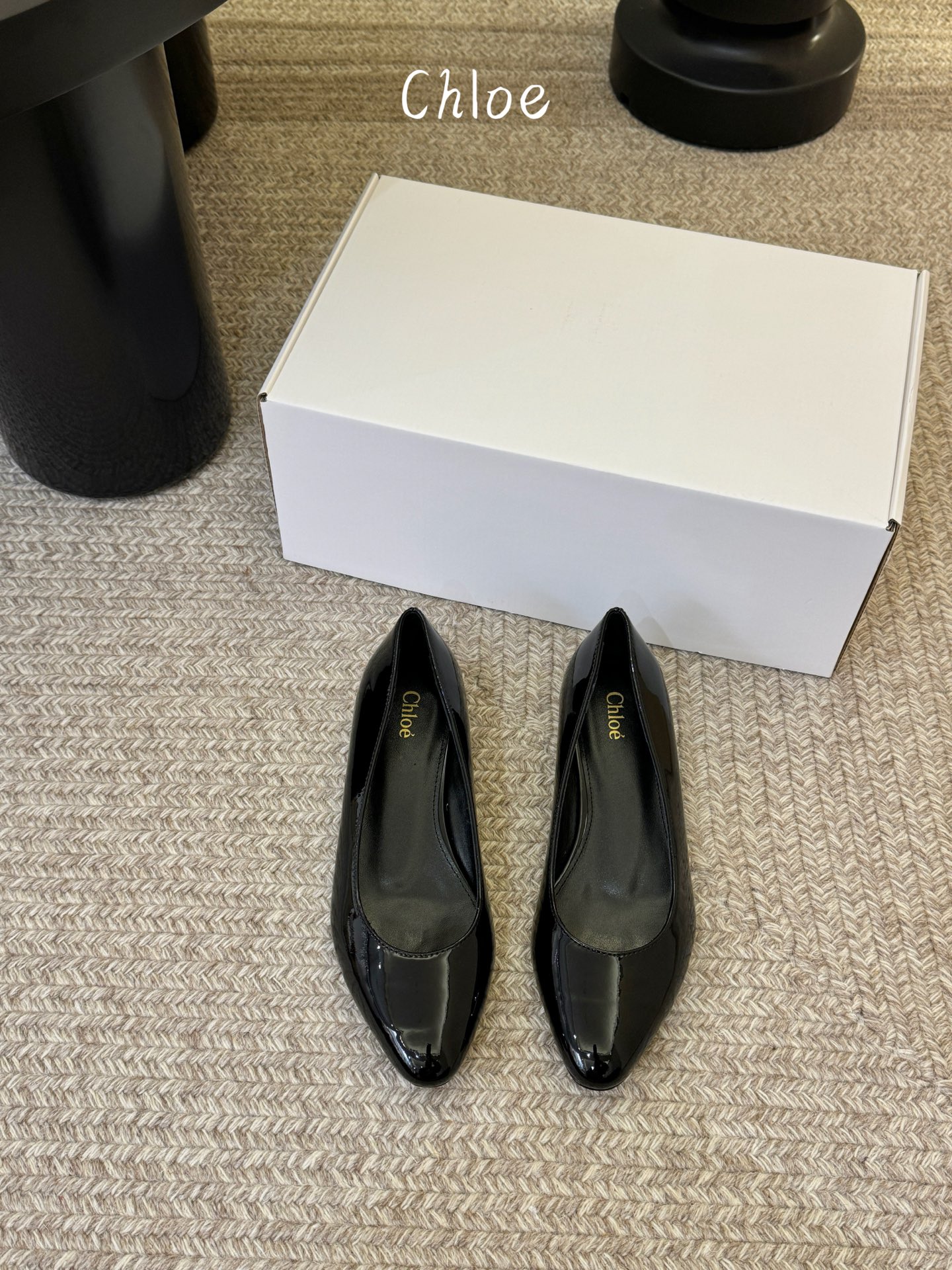 NO:725080,Chloe Chloe's 26 spring and summer new small wedge shoes! The latest series of shoes. Purely handmade metal logo decoration. The unique style enhances the brand charm. The small round toe and patent leather material wrap the foot to improve comfort. It is highly brand-recognizable. It is the most beautiful shoe that understands women's heart. It supports the aura. The upper is made of imported patent leather. The material has a noble temperament. The inner foot pad is sheepskin. Imported genuine leather outsole. Size: 35-40 (4041 customized, non-refundable), single shoes, chloe, loewe, sheepskin, Leather soles19860909Chloe克洛伊26春夏新品小坡跟单鞋！ 最新系列单鞋 純手工製作的金屬logo裝飾 獨特風格更顯品牌魅力 小圓頭和漆皮材質包裹腳部提升舒適度 极具品牌辨识度,最懂女人心无死角的美鞋 撑起气场 鞋面采用进口漆皮 材质 气质高贵 内里垫脚羊皮 进口真皮大底 码数:35-40（4041定做不退换）,单鞋,chloe,loewe,sheepskin,Leather soles,Women's Shoes