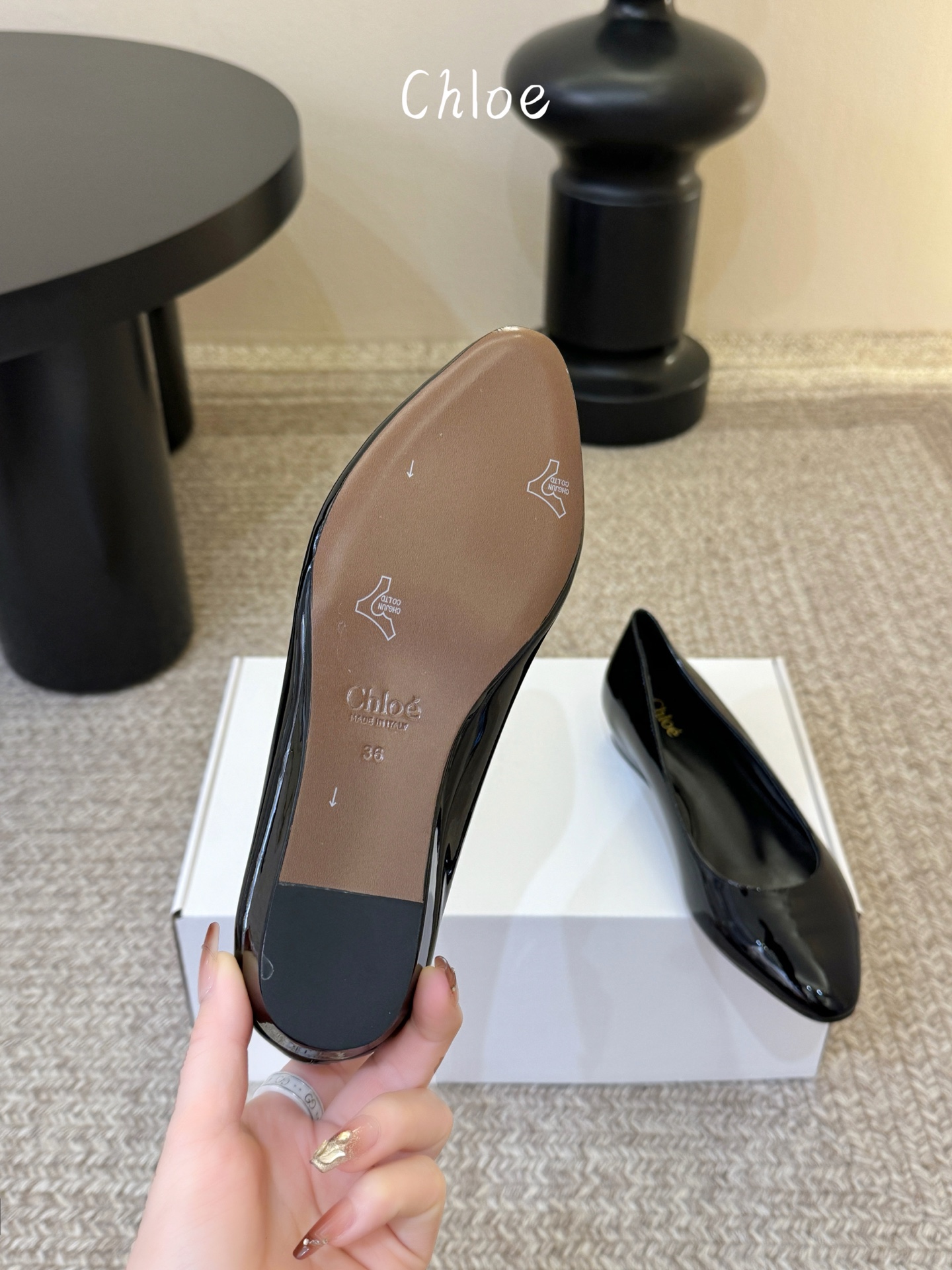 Chloe克洛伊•26春夏新品小坡跟单鞋！最新系列单鞋純手工製作的金屬logo裝飾獨特風格更顯品牌魅力小