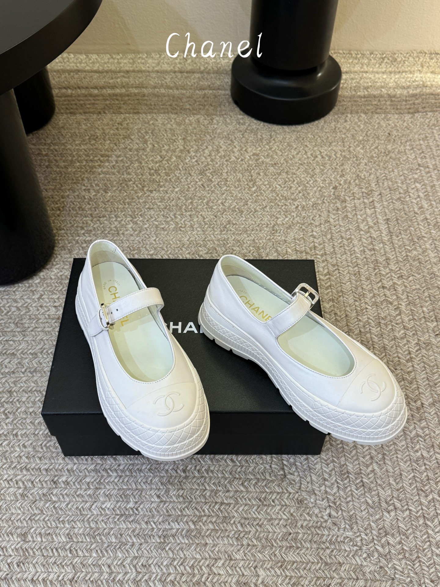 Chane*26ss早春新款菱格厚底一字扣带玛丽珍鞋采用小羊皮或小牛皮制作，触感柔软细腻，兼具透气性与质