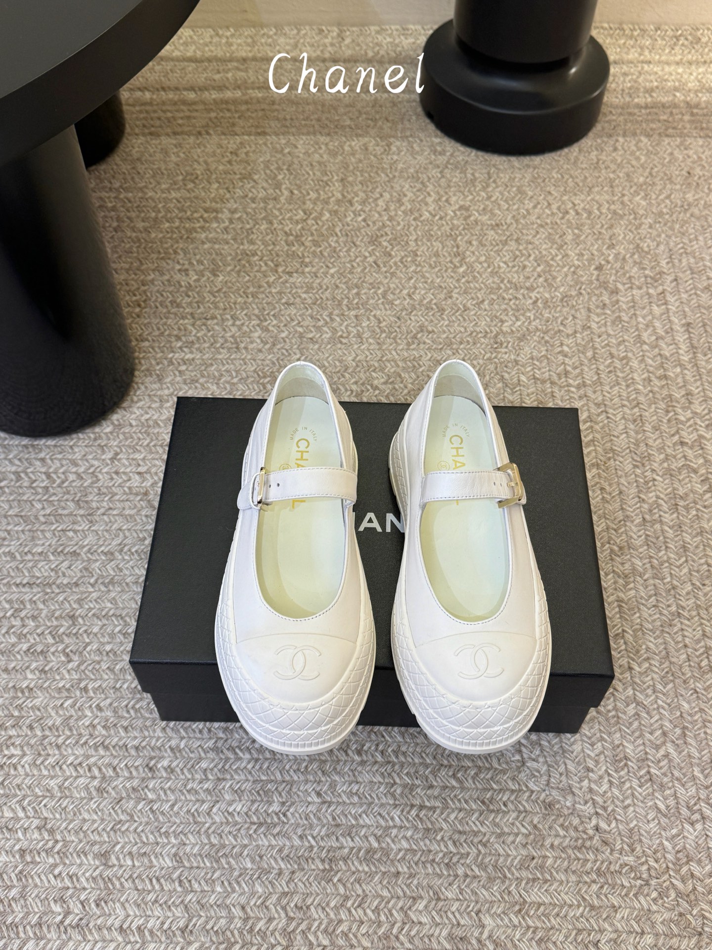 Chane*26ss早春新款菱格厚底一字扣带玛丽珍鞋采用小羊皮或小牛皮制作，触感柔软细腻，兼具透气性与质