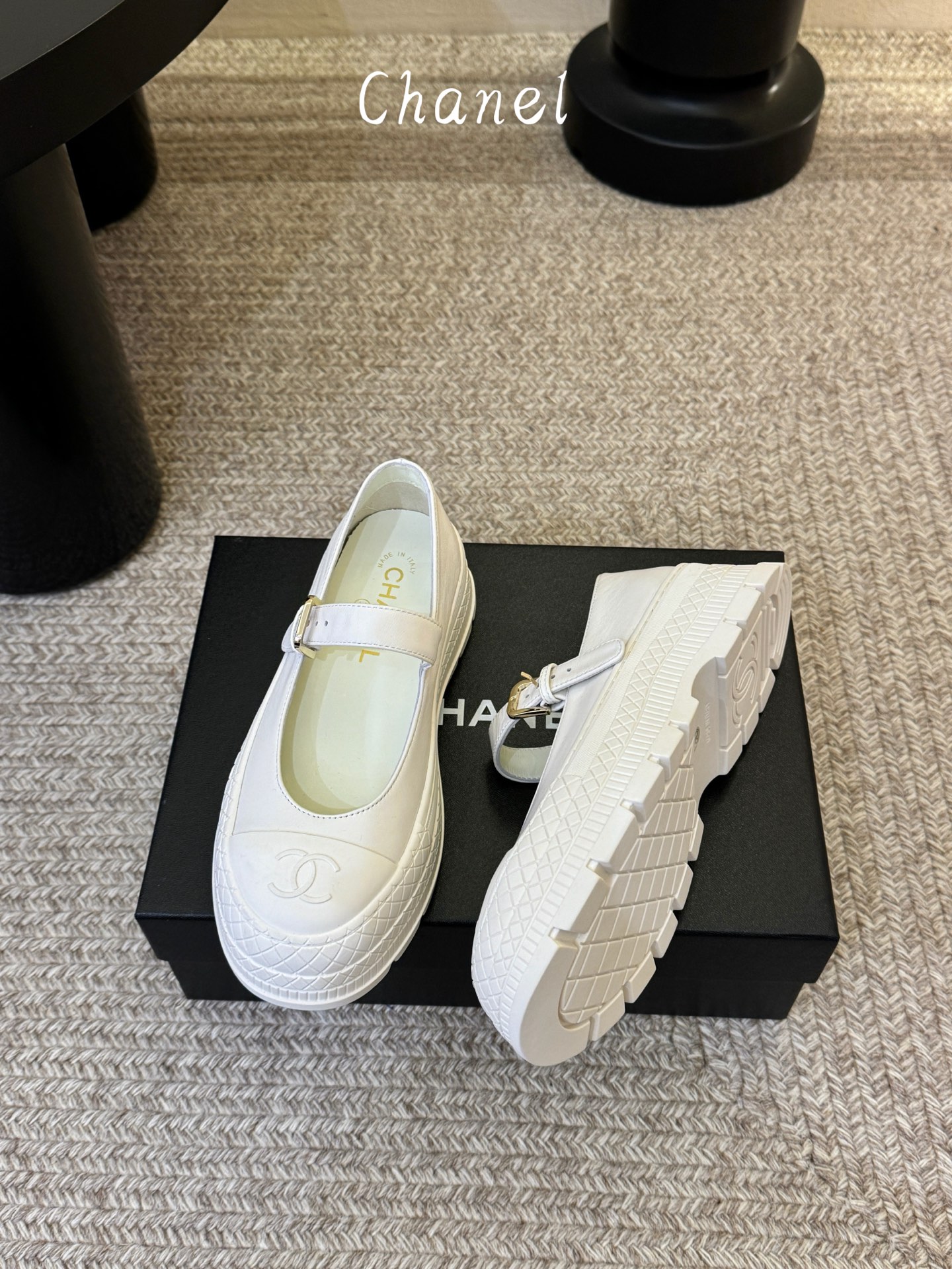 Chane*26ss早春新款菱格厚底一字扣带玛丽珍鞋采用小羊皮或小牛皮制作，触感柔软细腻，兼具透气性与质