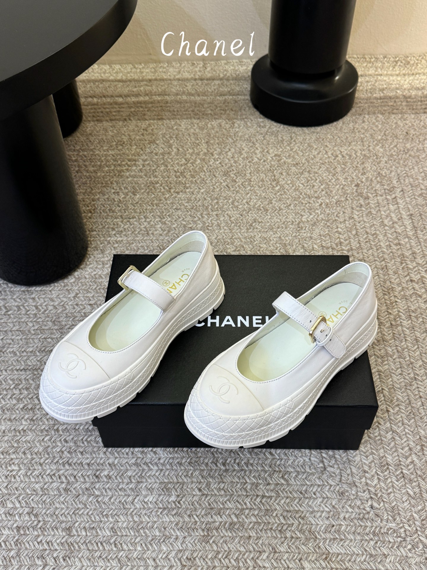 Chane*26ss早春新款菱格厚底一字扣带玛丽珍鞋采用小羊皮或小牛皮制作，触感柔软细腻，兼具透气性与质