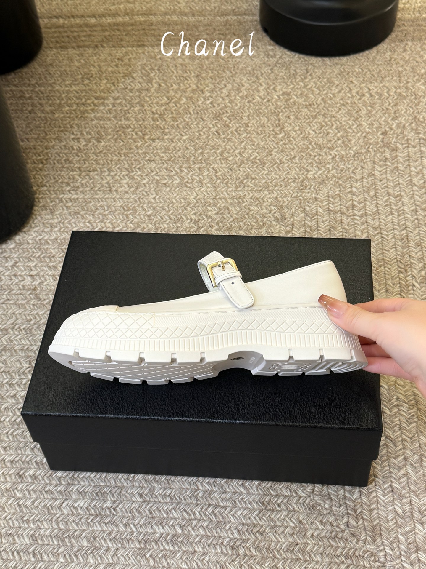 Chane*26ss早春新款菱格厚底一字扣带玛丽珍鞋采用小羊皮或小牛皮制作，触感柔软细腻，兼具透气性与质