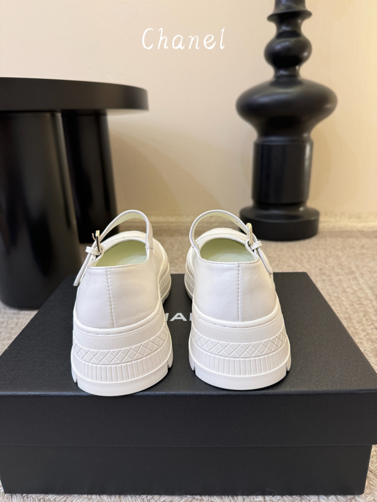 Chane*26ss早春新款菱格厚底一字扣带玛丽珍鞋采用小羊皮或小牛皮制作，触感柔软细腻，兼具透气性与质