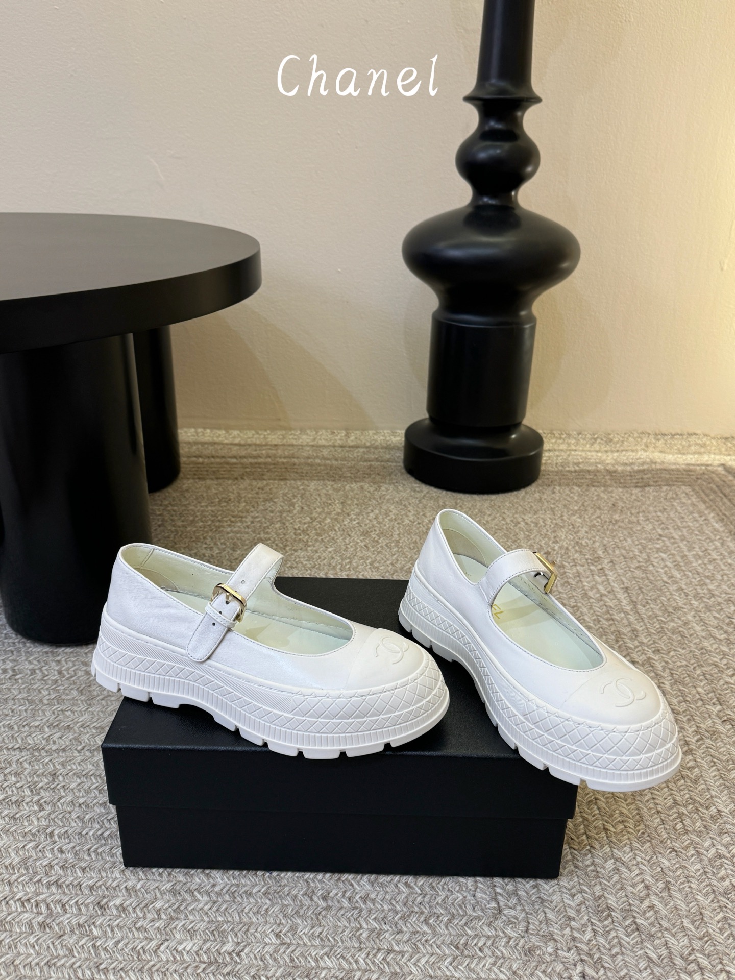 Chane*26ss早春新款菱格厚底一字扣带玛丽珍鞋采用小羊皮或小牛皮制作，触感柔软细腻，兼具透气性与质