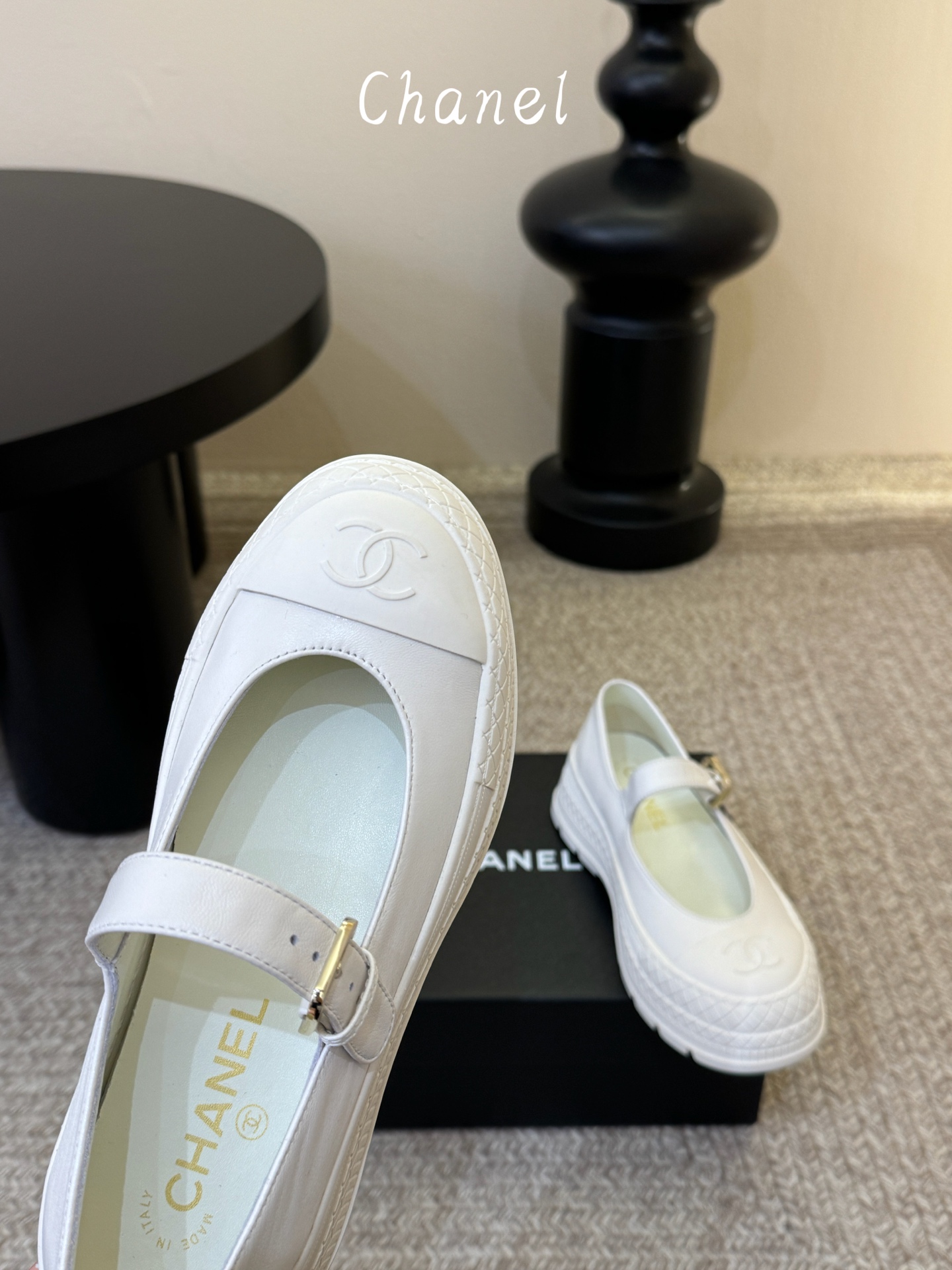 Chane*26ss早春新款菱格厚底一字扣带玛丽珍鞋采用小羊皮或小牛皮制作，触感柔软细腻，兼具透气性与质