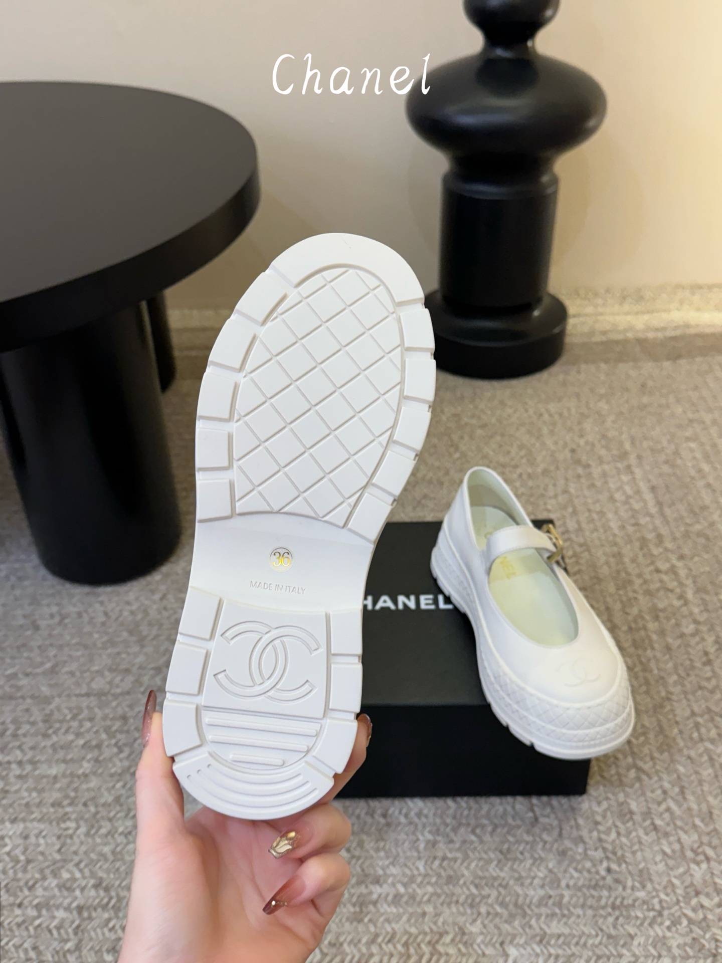 Chane*26ss早春新款菱格厚底一字扣带玛丽珍鞋采用小羊皮或小牛皮制作，触感柔软细腻，兼具透气性与质