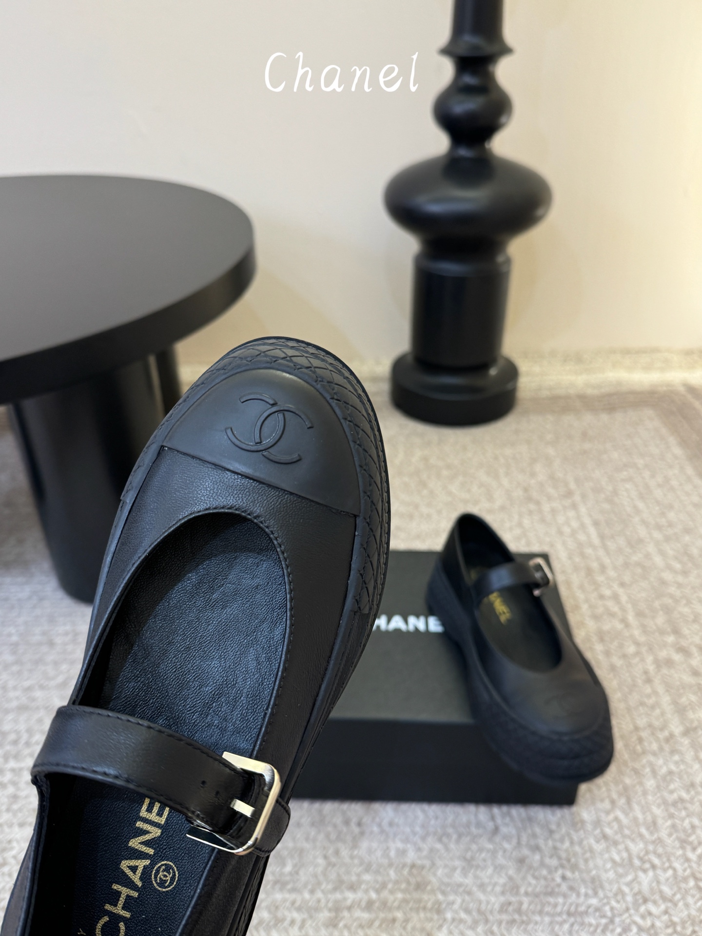 Chane*26ss早春新款菱格厚底一字扣带玛丽珍鞋采用小羊皮或小牛皮制作，触感柔软细腻，兼具透气性与质