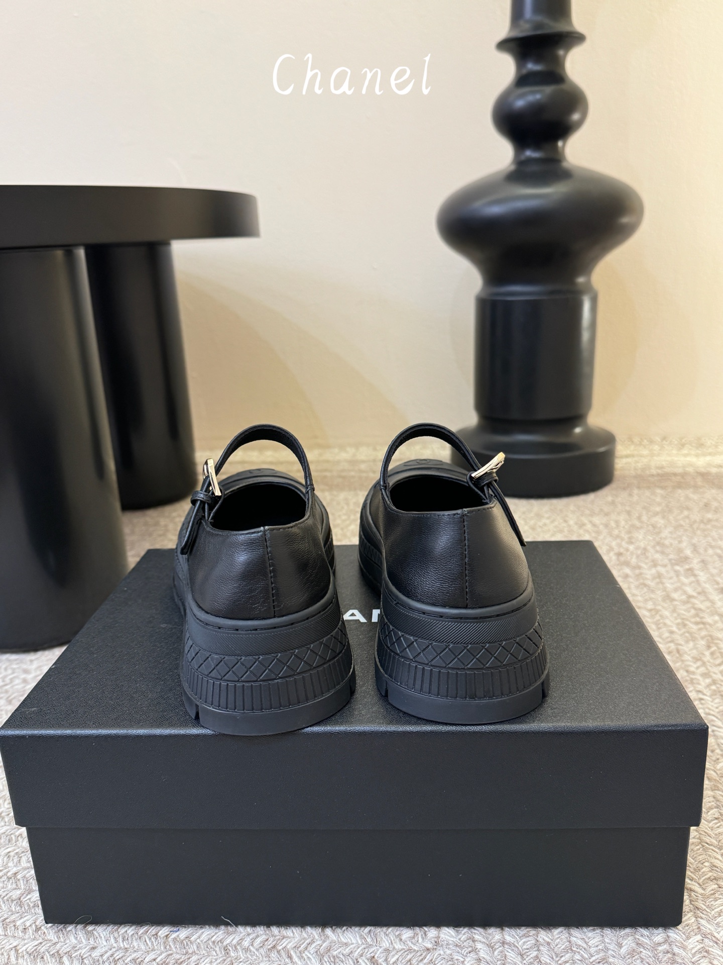 Chane*26ss早春新款菱格厚底一字扣带玛丽珍鞋采用小羊皮或小牛皮制作，触感柔软细腻，兼具透气性与质