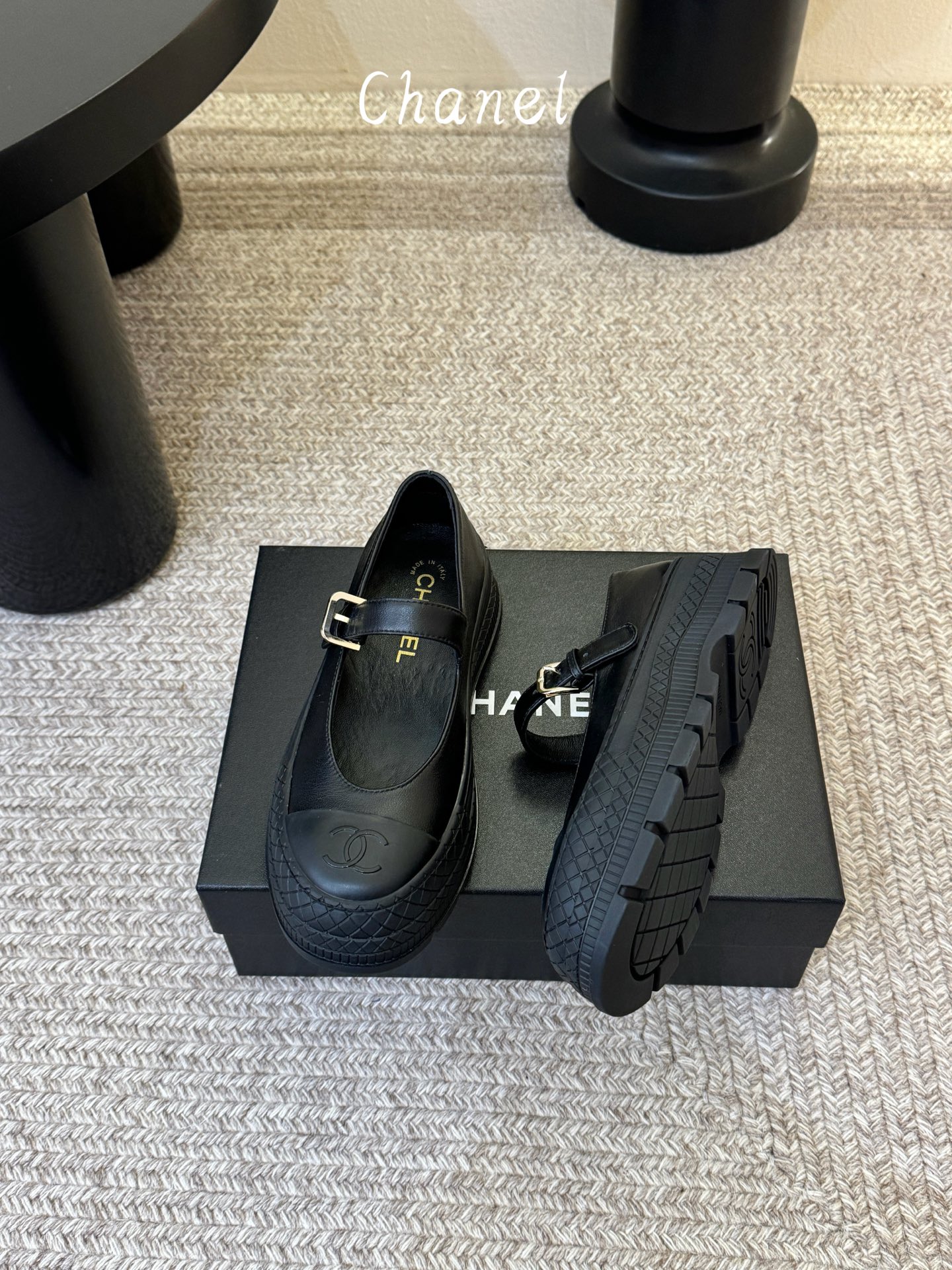 Chane*26ss早春新款菱格厚底一字扣带玛丽珍鞋采用小羊皮或小牛皮制作，触感柔软细腻，兼具透气性与质