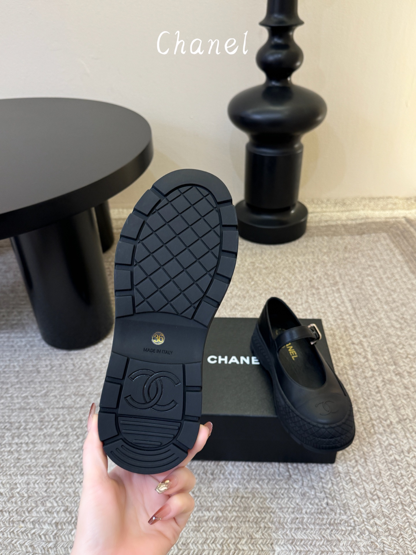 Chane*26ss早春新款菱格厚底一字扣带玛丽珍鞋采用小羊皮或小牛皮制作，触感柔软细腻，兼具透气性与质