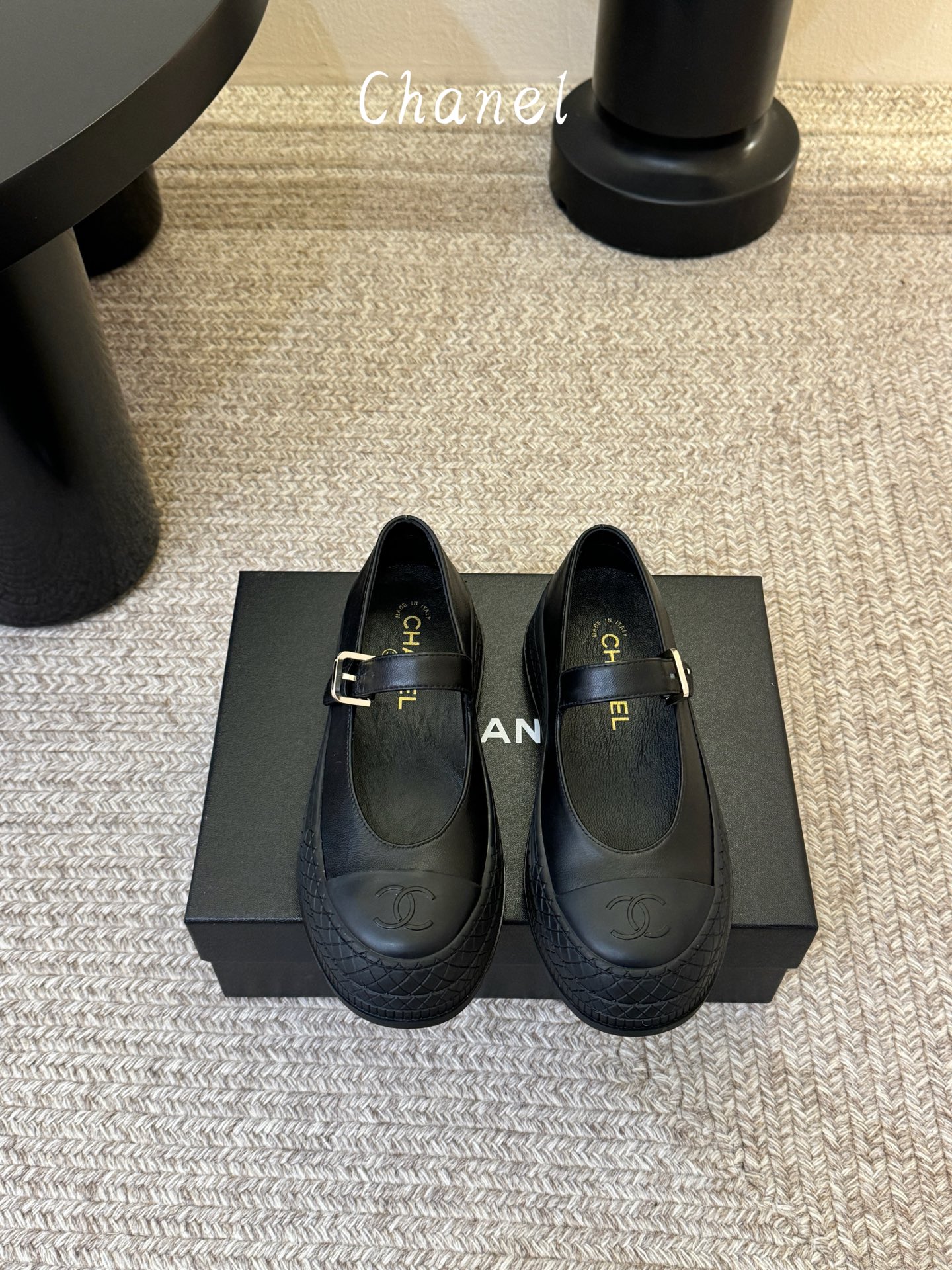 Chane*26ss早春新款菱格厚底一字扣带玛丽珍鞋采用小羊皮或小牛皮制作，触感柔软细腻，兼具透气性与质