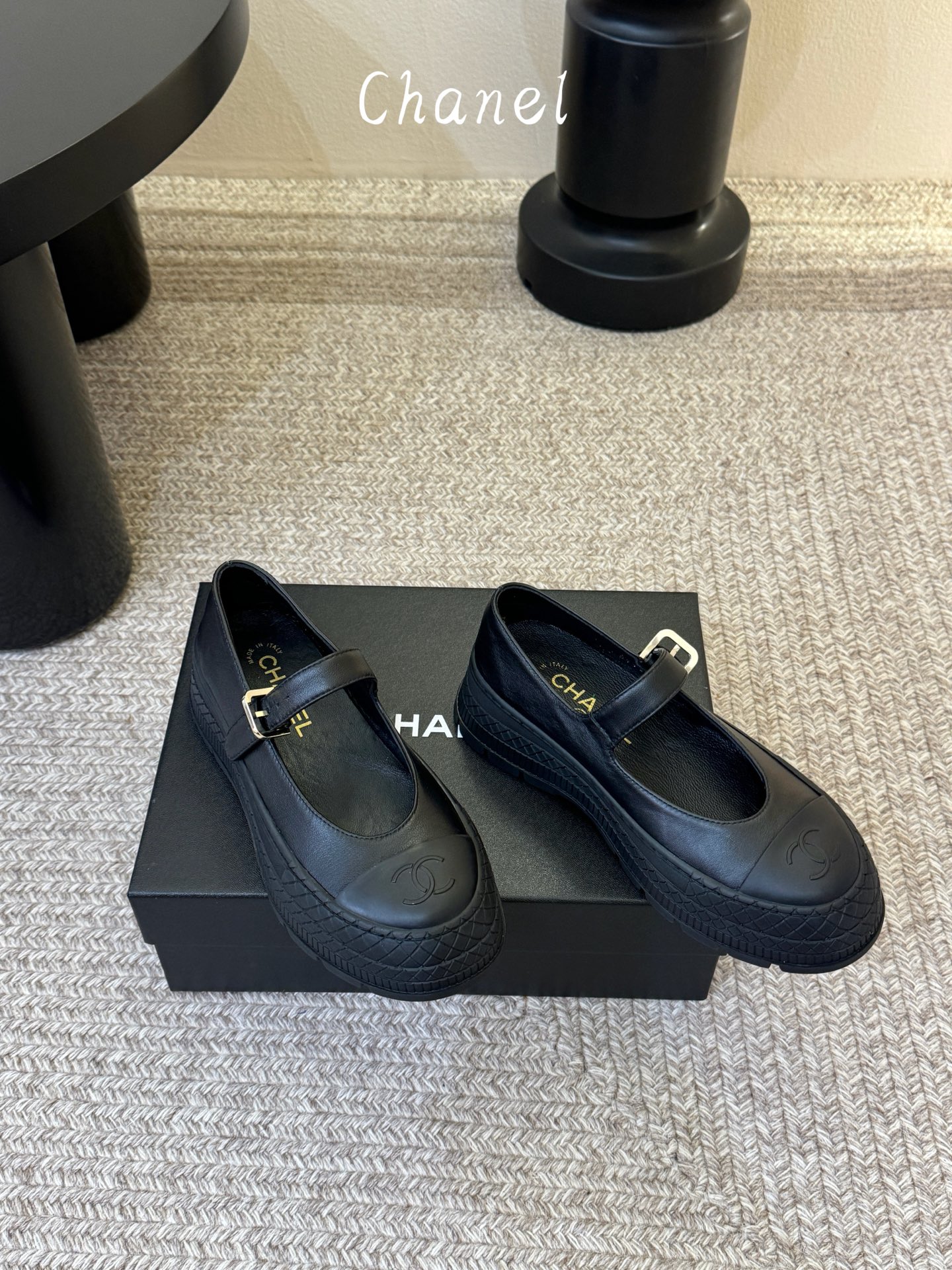 Chane*26ss早春新款菱格厚底一字扣带玛丽珍鞋采用小羊皮或小牛皮制作，触感柔软细腻，兼具透气性与质