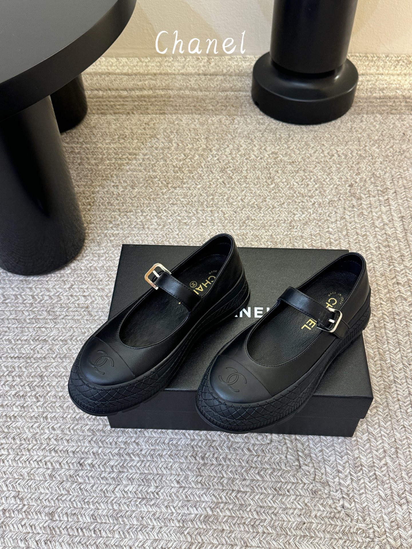 Chane*26ss早春新款菱格厚底一字扣带玛丽珍鞋采用小羊皮或小牛皮制作，触感柔软细腻，兼具透气性与质