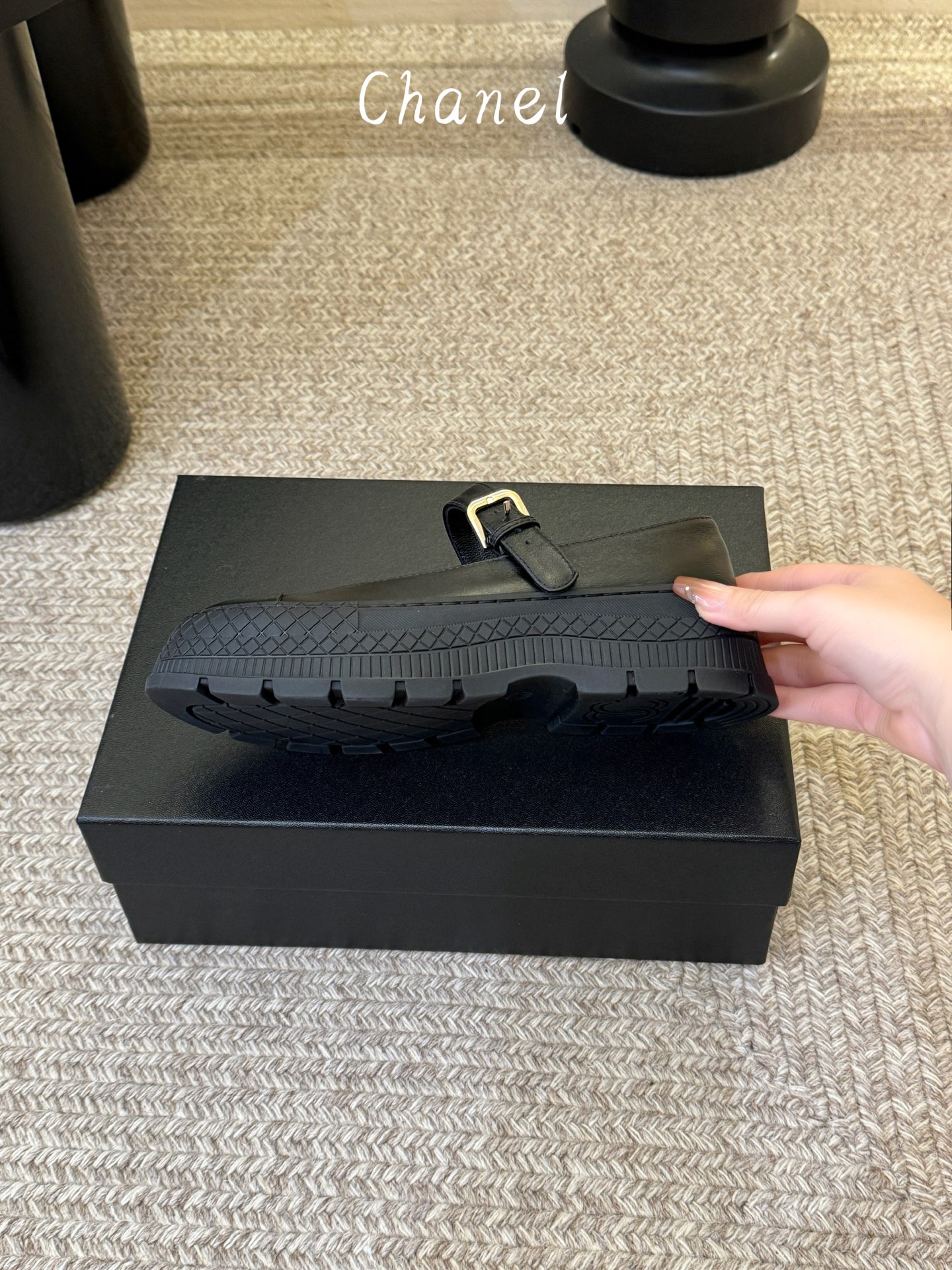 Chane*26ss早春新款菱格厚底一字扣带玛丽珍鞋采用小羊皮或小牛皮制作，触感柔软细腻，兼具透气性与质