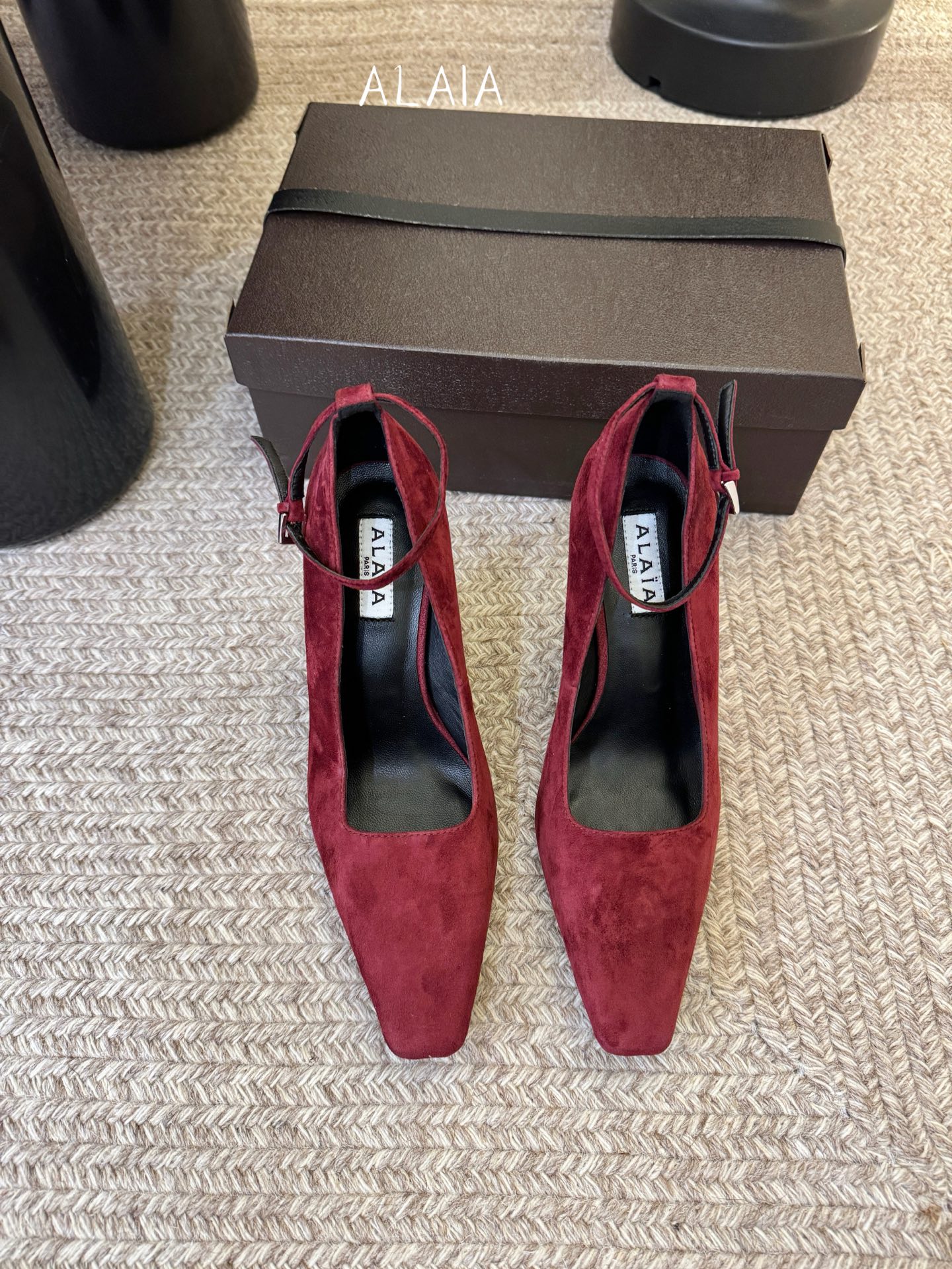 ALAiA|美到失语！这双高跟鞋也太有气场了鞋面由小牛皮制成，更显质感；坡跟高9.5cm，走路舒适又显高