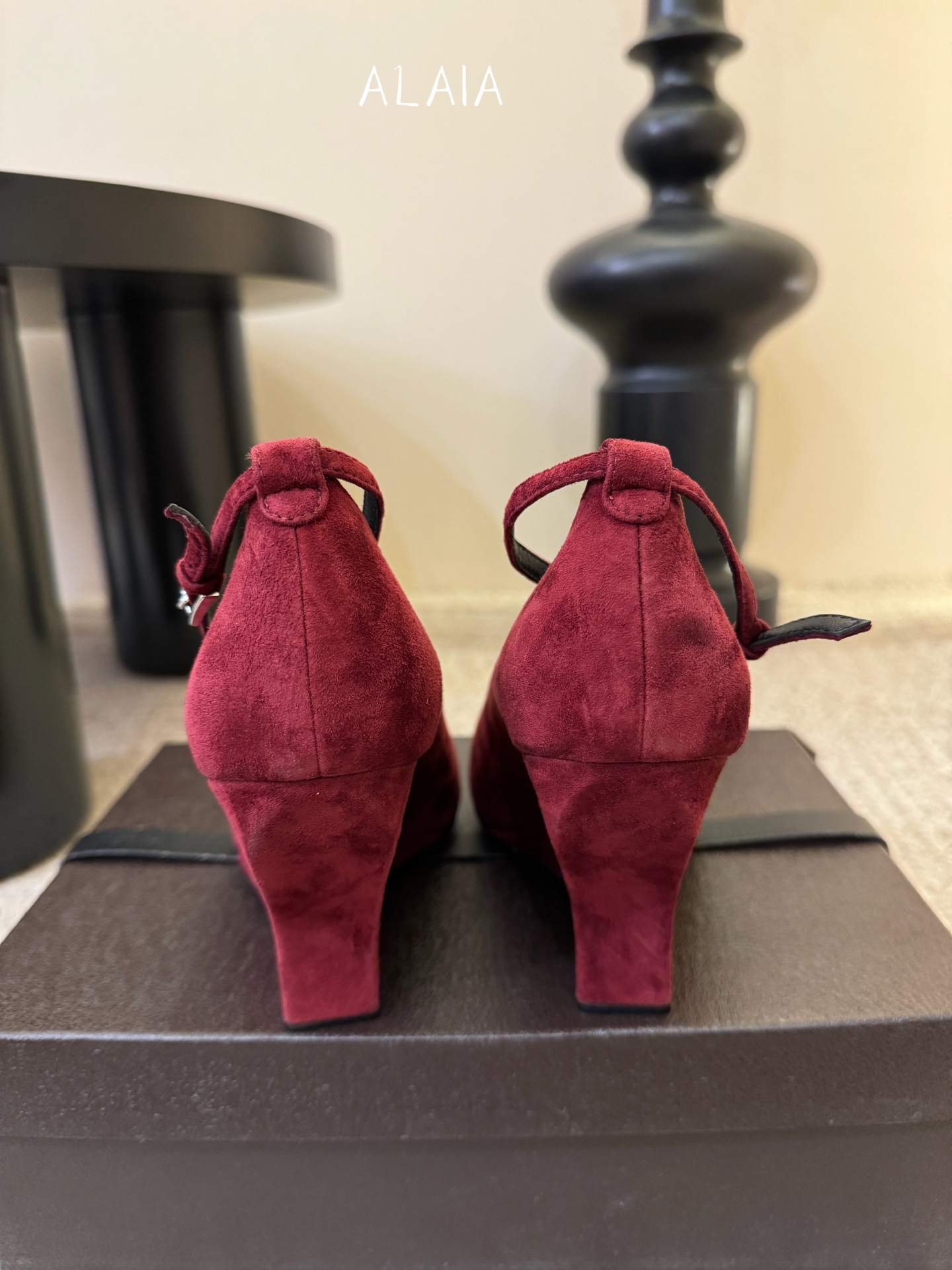 ALAiA|美到失语！这双高跟鞋也太有气场了鞋面由小牛皮制成，更显质感；坡跟高9.5cm，走路舒适又显高