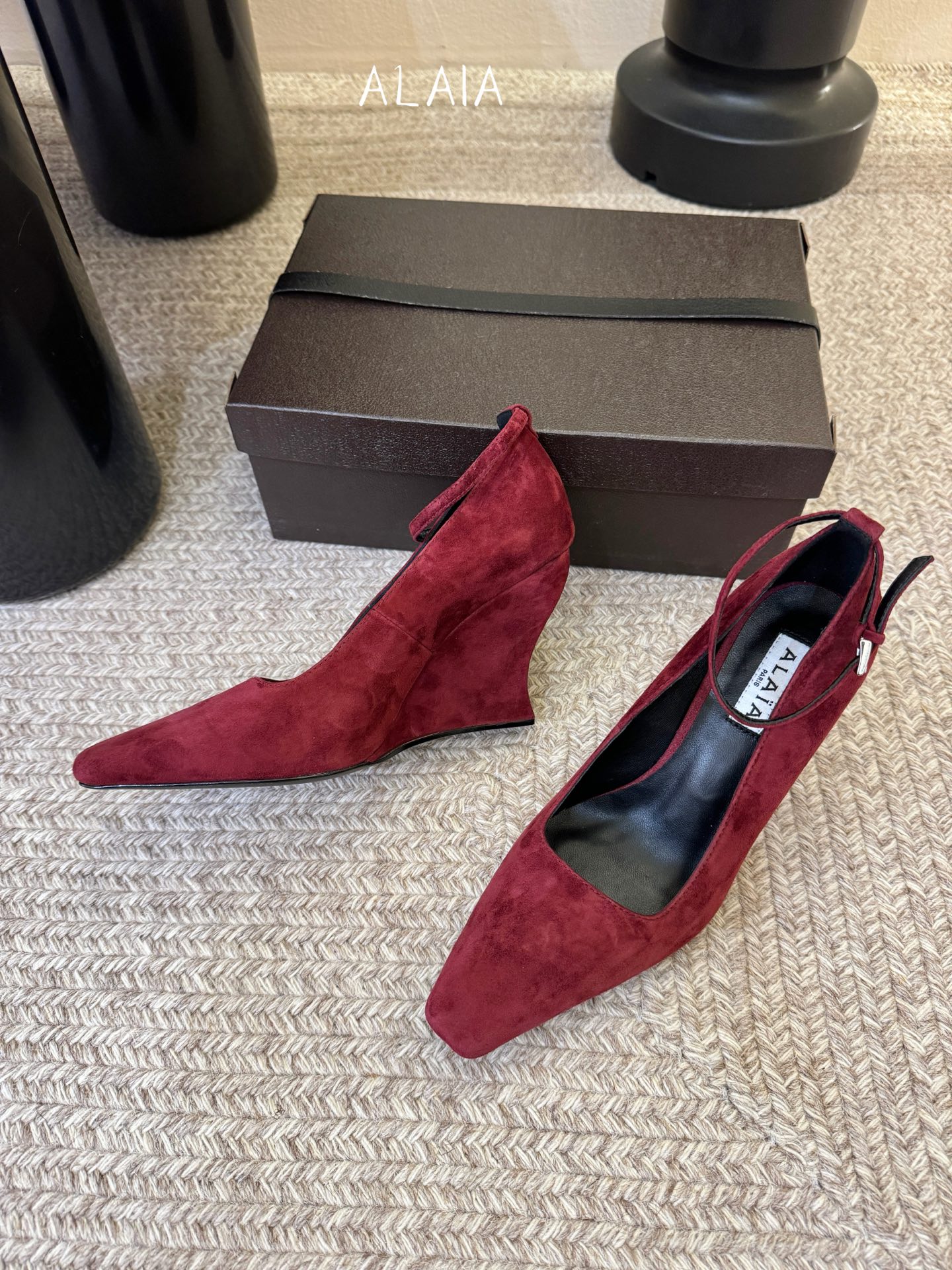 ALAiA|美到失语！这双高跟鞋也太有气场了鞋面由小牛皮制成，更显质感；坡跟高9.5cm，走路舒适又显高