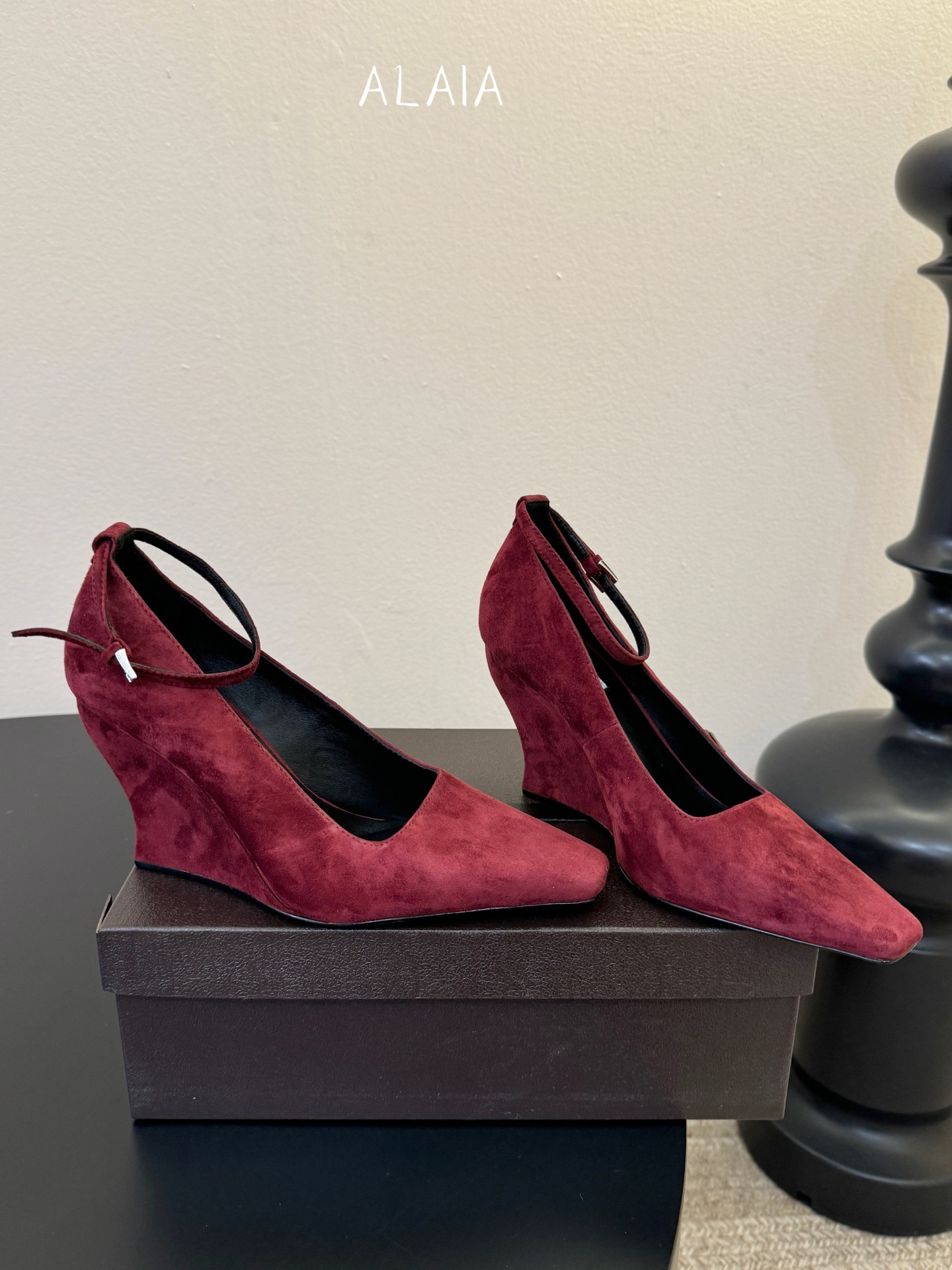 ALAiA|美到失语！这双高跟鞋也太有气场了鞋面由小牛皮制成，更显质感；坡跟高9.5cm，走路舒适又显高