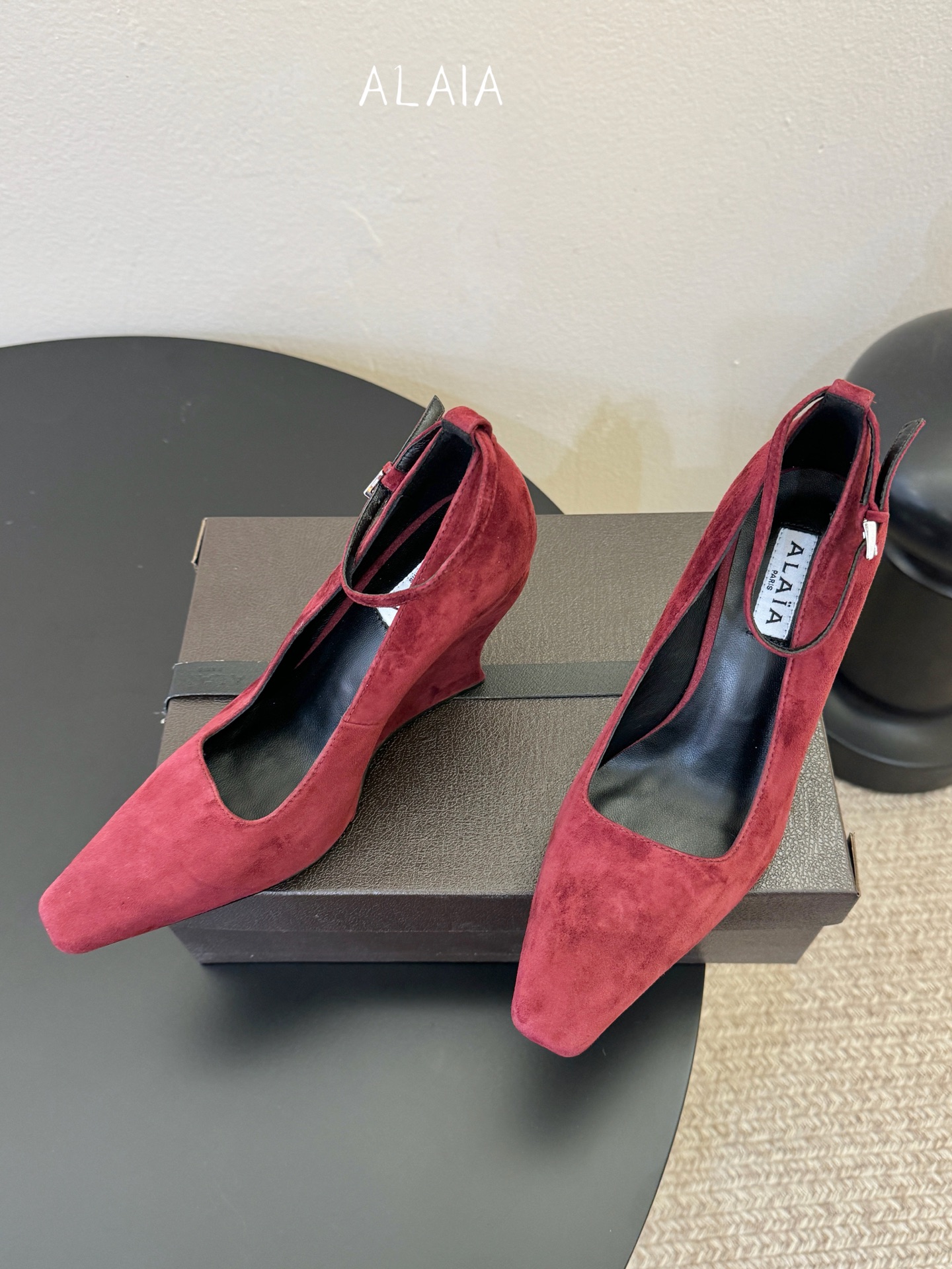ALAiA|美到失语！这双高跟鞋也太有气场了鞋面由小牛皮制成，更显质感；坡跟高9.5cm，走路舒适又显高