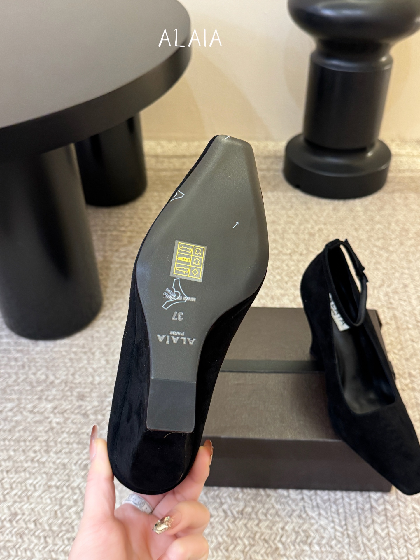 ALAiA|美到失语！这双高跟鞋也太有气场了鞋面由小牛皮制成，更显质感；坡跟高9.5cm，走路舒适又显高