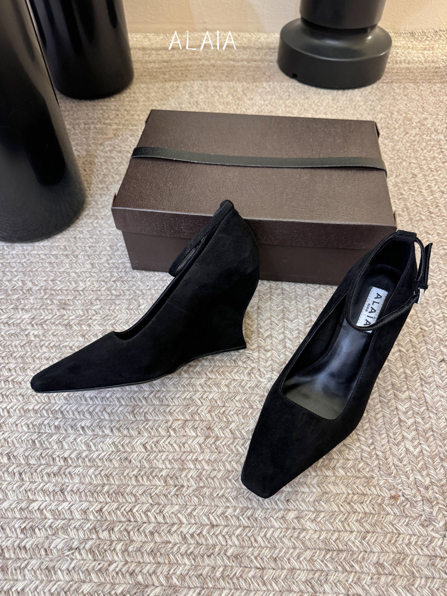 ALAiA|美到失语！这双高跟鞋也太有气场了鞋面由小牛皮制成，更显质感；坡跟高9.5cm，走路舒适又显高