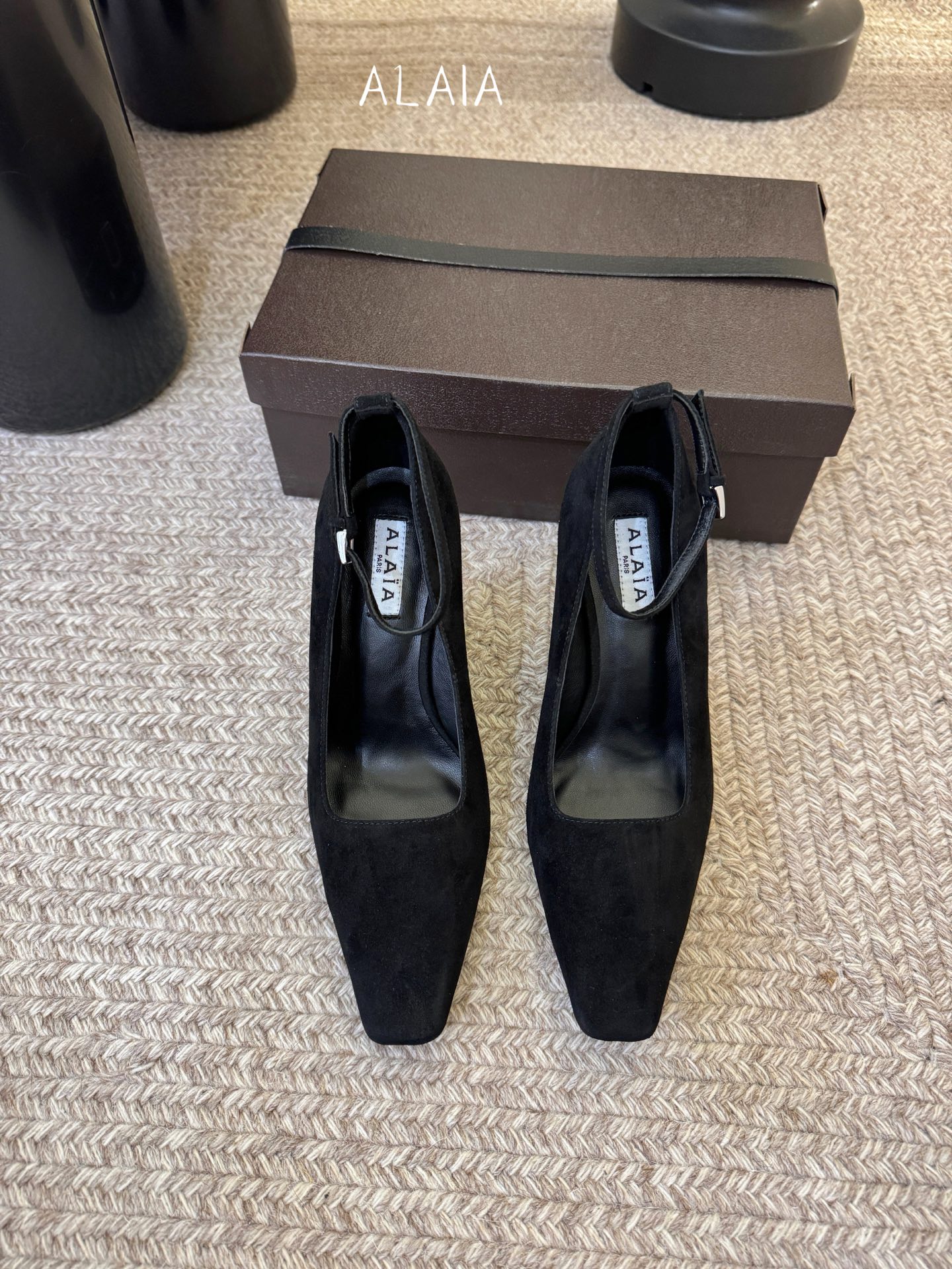 ALAiA|美到失语！这双高跟鞋也太有气场了鞋面由小牛皮制成，更显质感；坡跟高9.5cm，走路舒适又显高