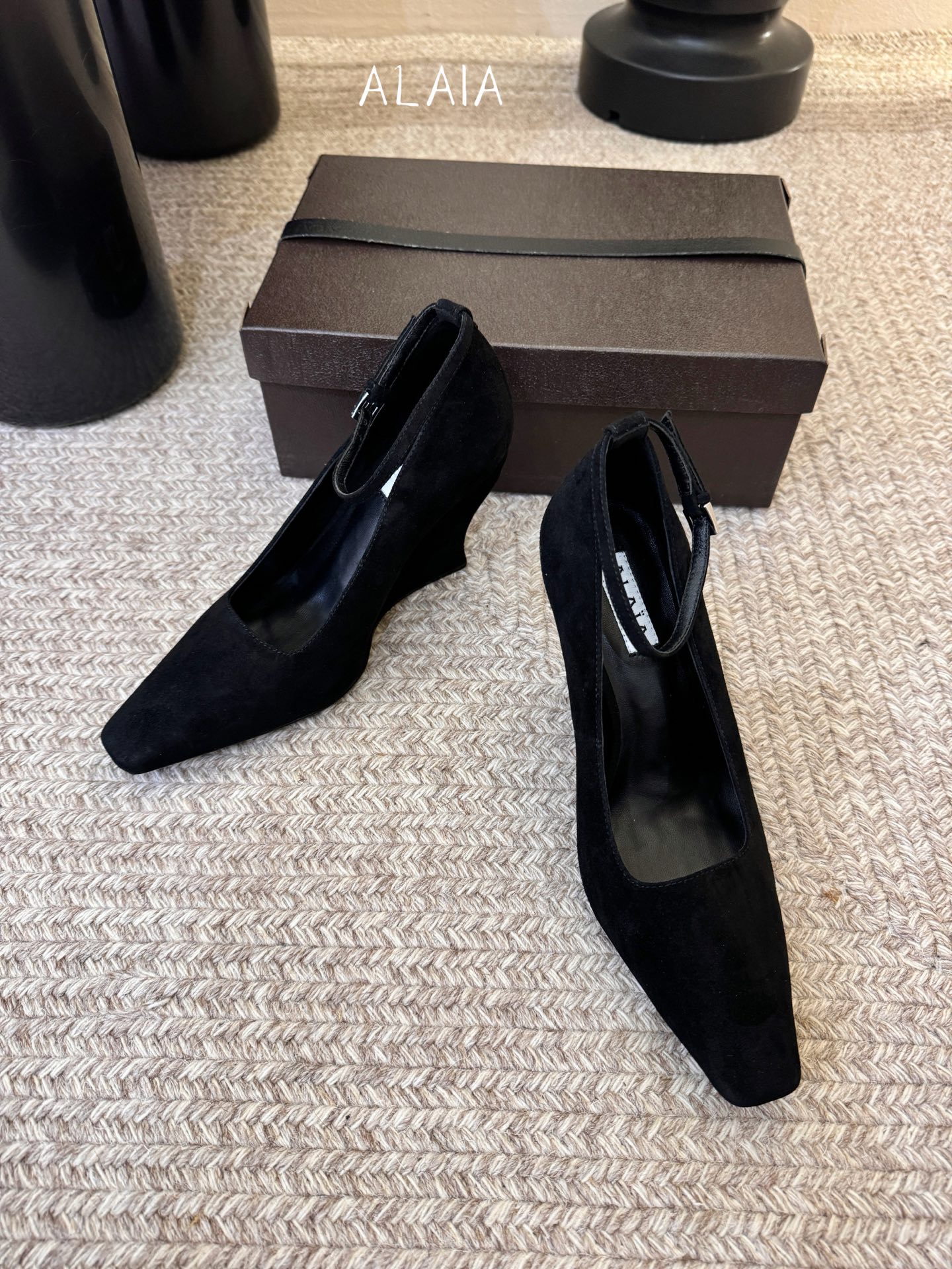 ALAiA|美到失语！这双高跟鞋也太有气场了鞋面由小牛皮制成，更显质感；坡跟高9.5cm，走路舒适又显高