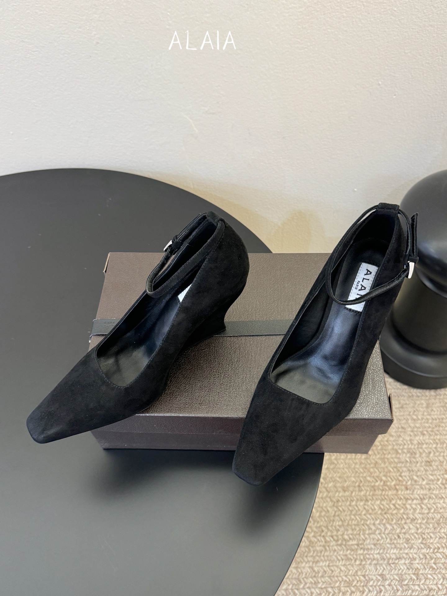ALAiA|美到失语！这双高跟鞋也太有气场了鞋面由小牛皮制成，更显质感；坡跟高9.5cm，走路舒适又显高