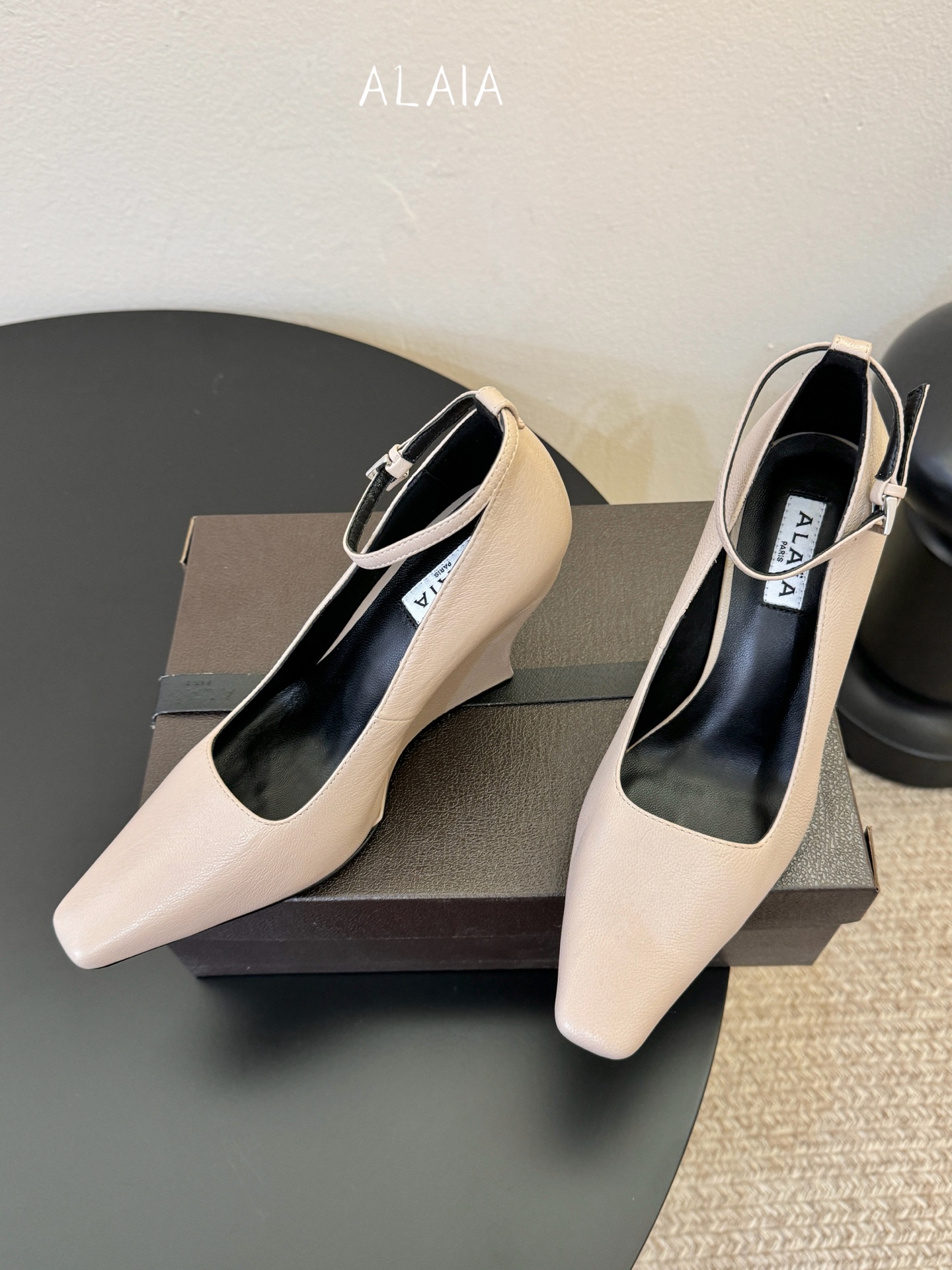 ALAiA|美到失语！这双高跟鞋也太有气场了鞋面由小牛皮制成，更显质感；坡跟高9.5cm，走路舒适又显高