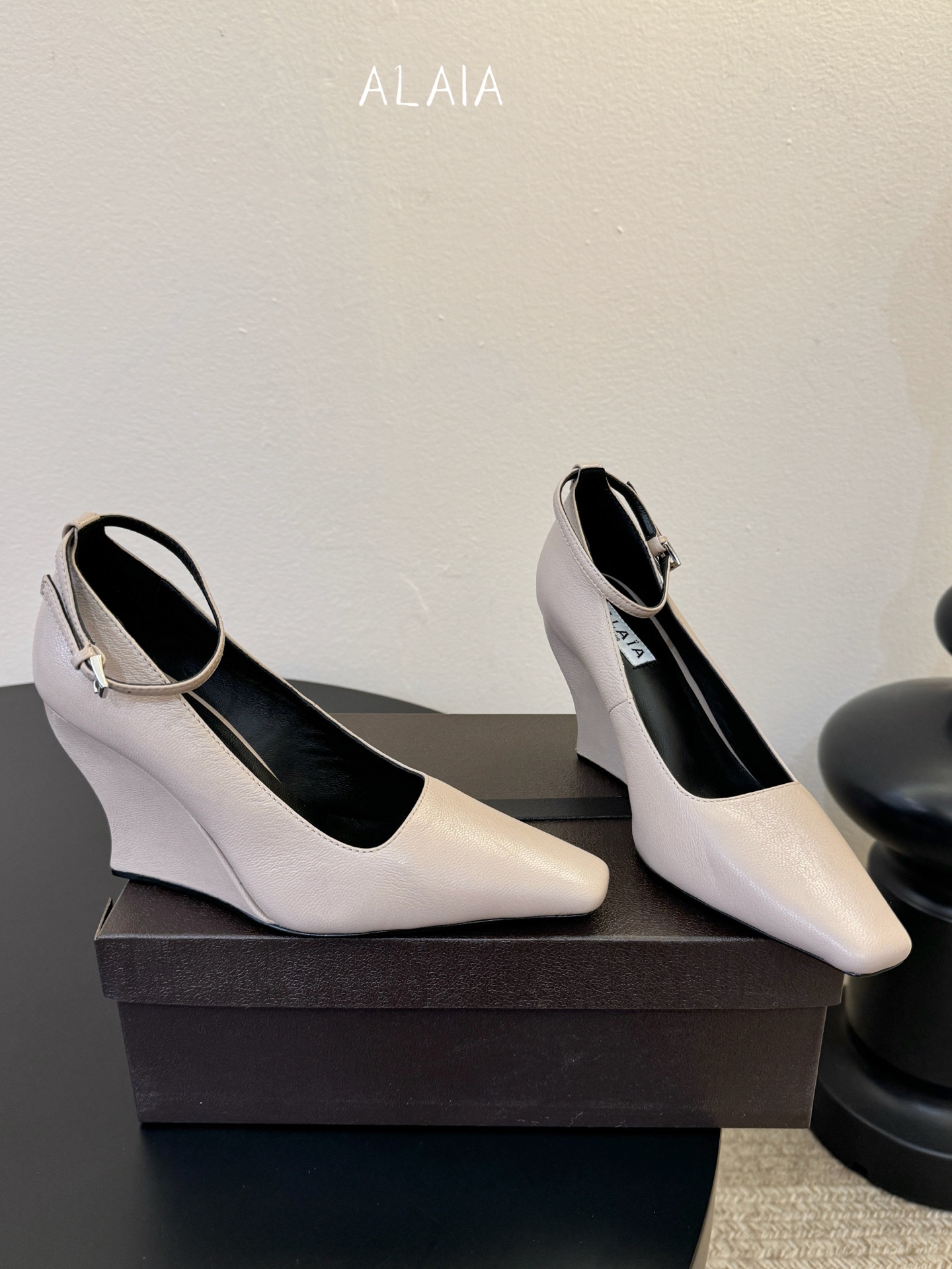 ALAiA|美到失语！这双高跟鞋也太有气场了鞋面由小牛皮制成，更显质感；坡跟高9.5cm，走路舒适又显高