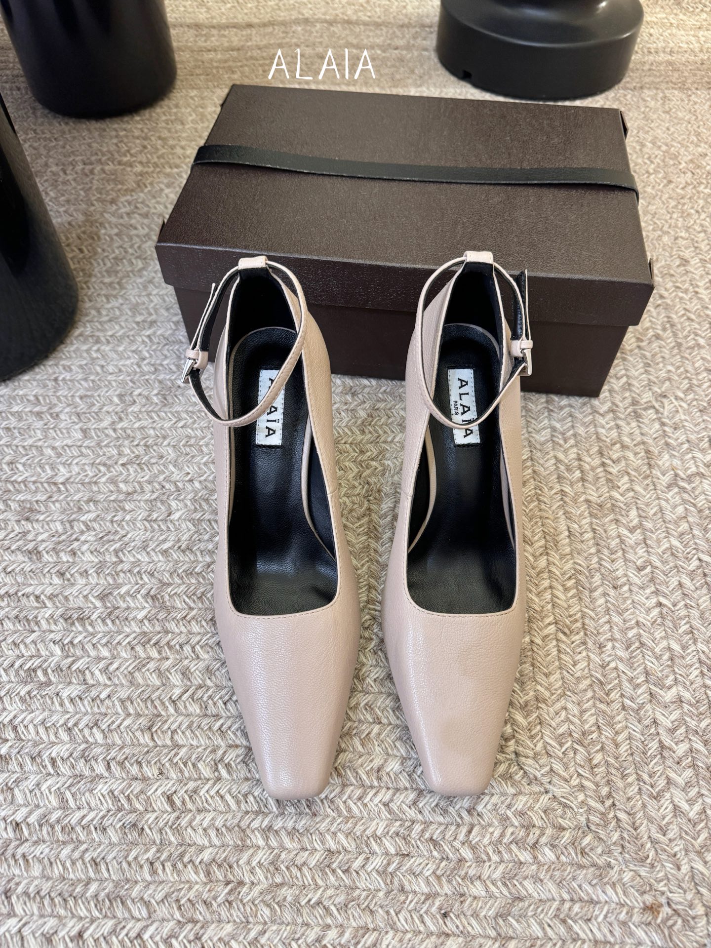 ALAiA|美到失语！这双高跟鞋也太有气场了鞋面由小牛皮制成，更显质感；坡跟高9.5cm，走路舒适又显高