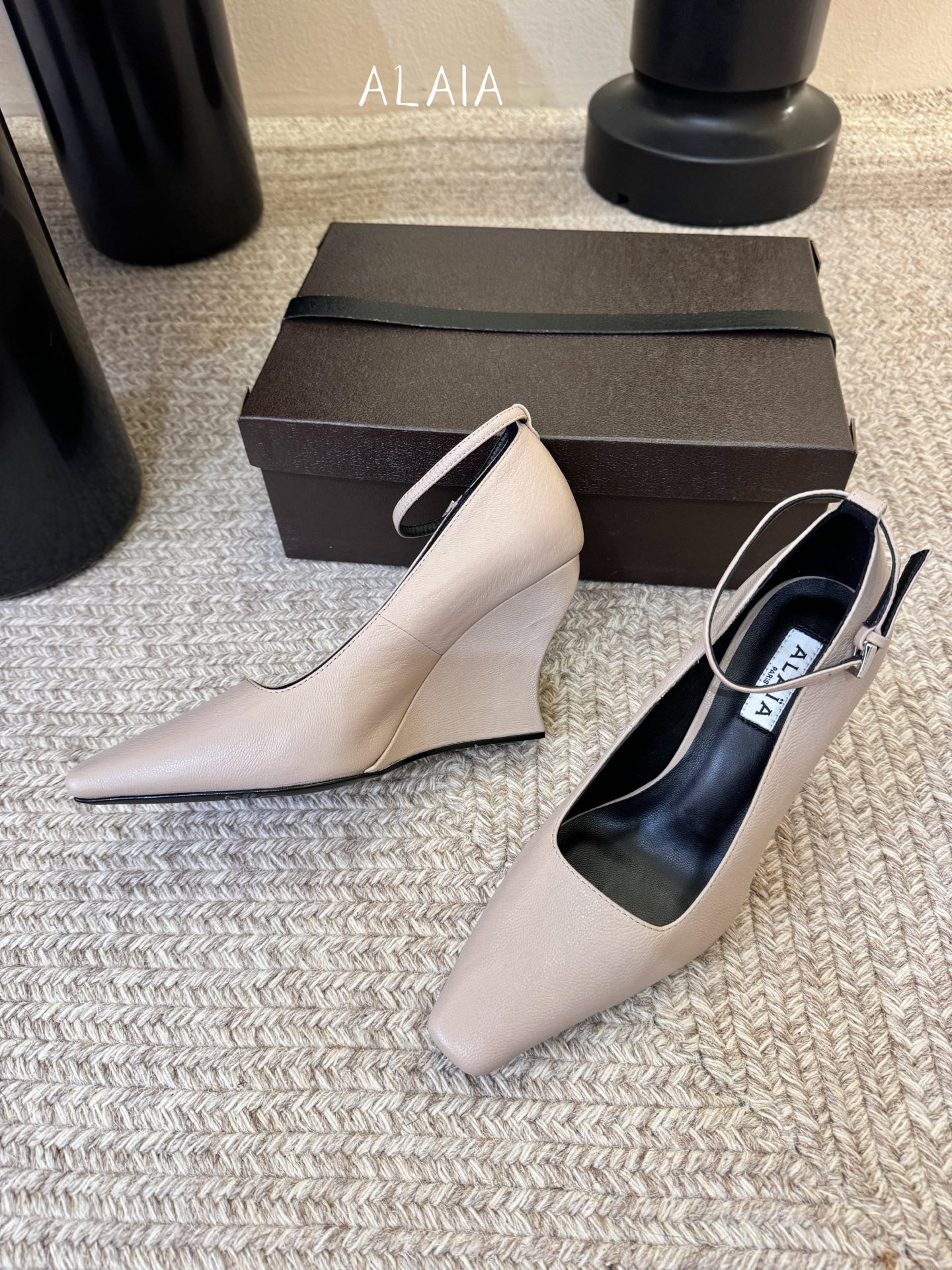 ALAiA|美到失语！这双高跟鞋也太有气场了鞋面由小牛皮制成，更显质感；坡跟高9.5cm，走路舒适又显高
