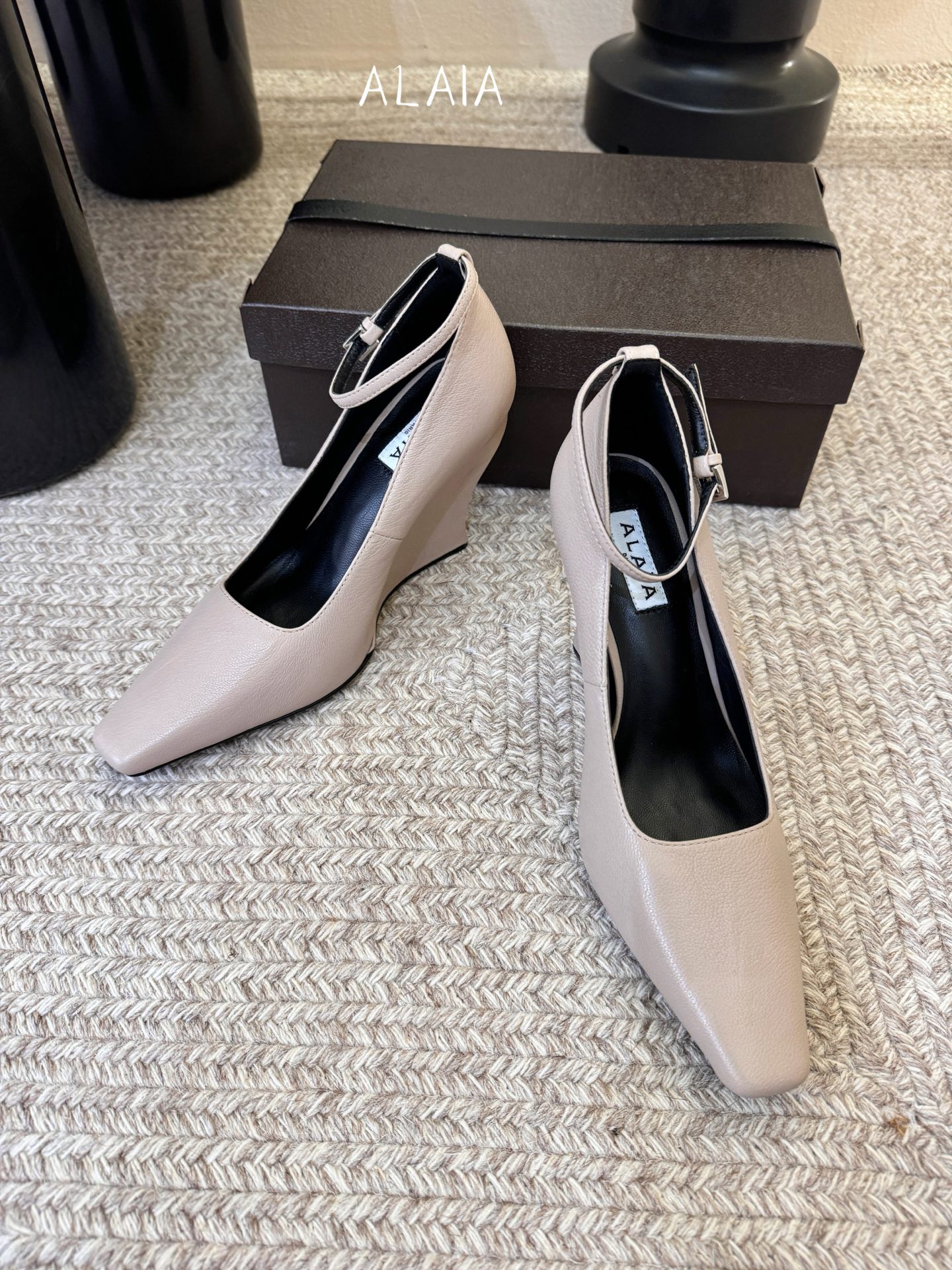 ALAiA|美到失语！这双高跟鞋也太有气场了鞋面由小牛皮制成，更显质感；坡跟高9.5cm，走路舒适又显高