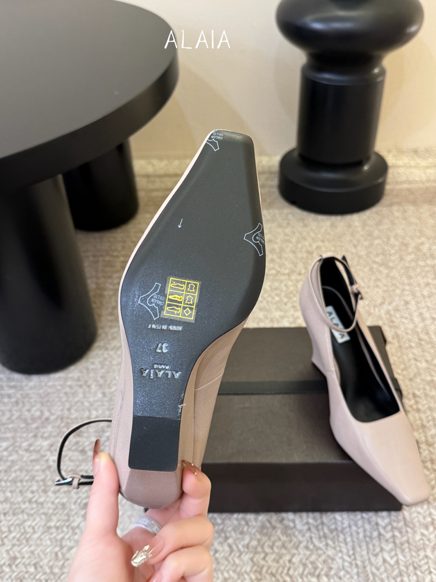 ALAiA|美到失语！这双高跟鞋也太有气场了鞋面由小牛皮制成，更显质感；坡跟高9.5cm，走路舒适又显高